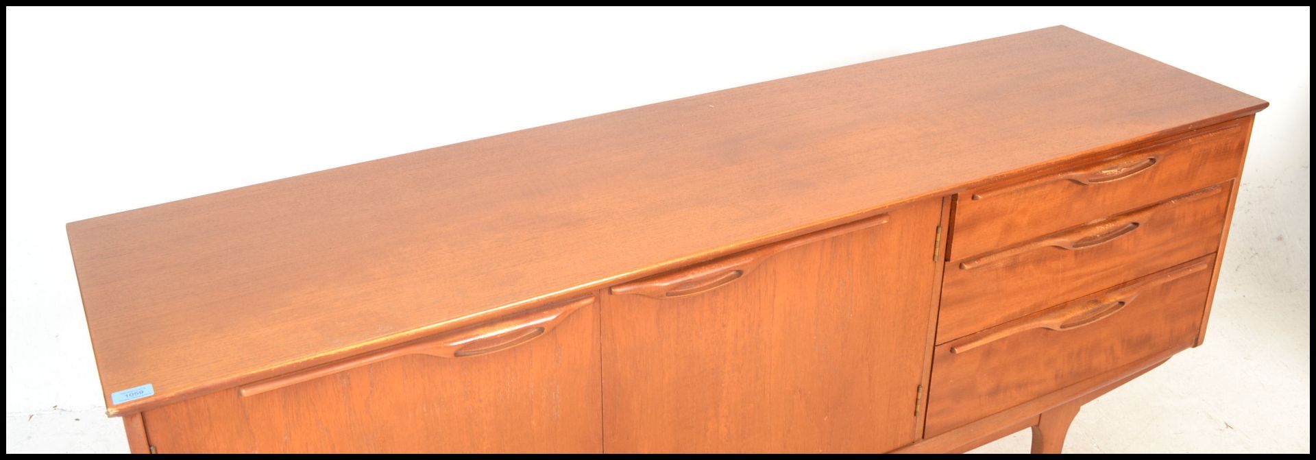 A mid 20th Century retro teak wood sideboard / credenza, having twin cupboard doors to left - Bild 4 aus 9