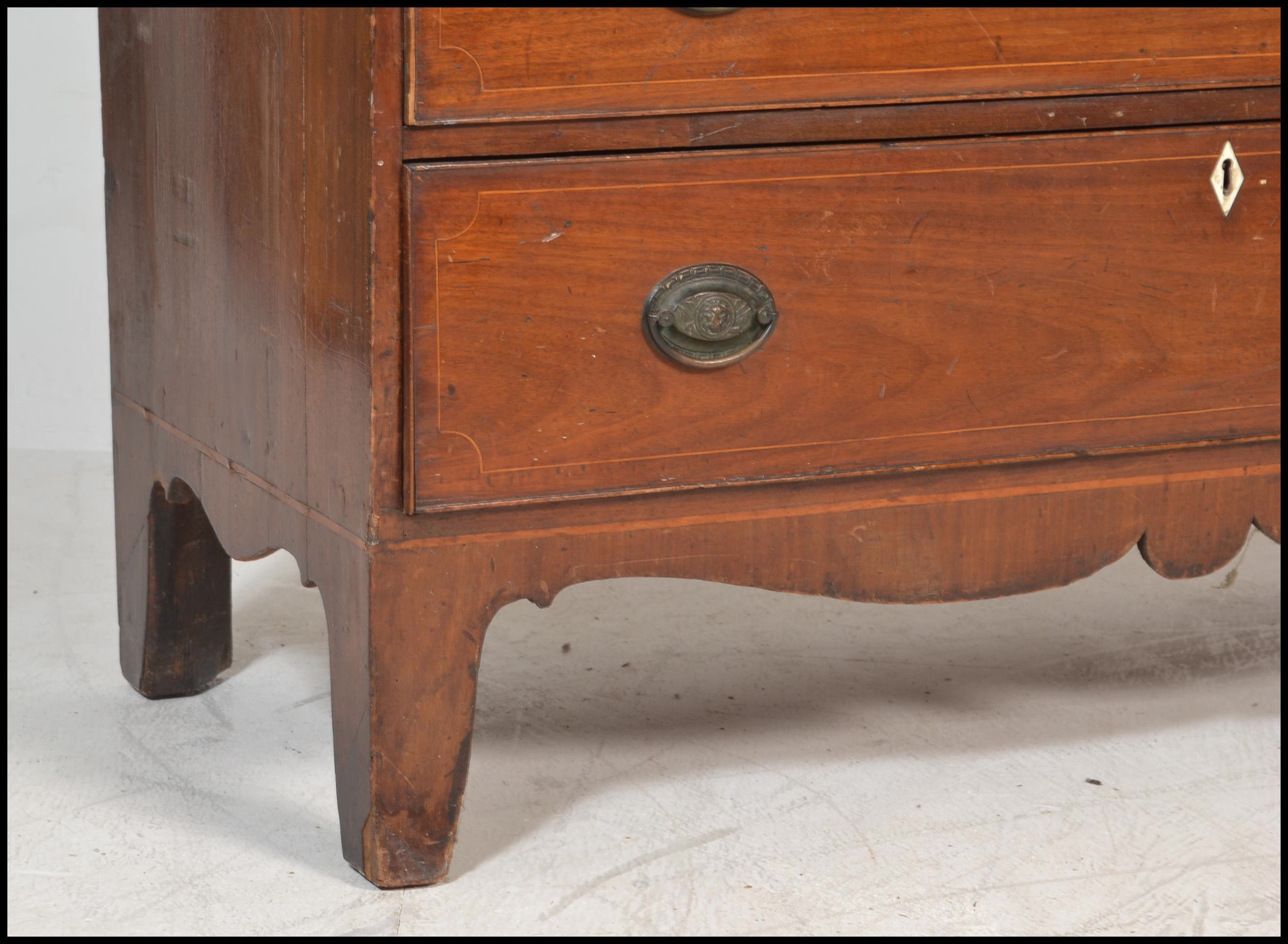 A Georgian early 19th century mahogany chest of drawers having 3 short drawers over graduating - Image 2 of 5