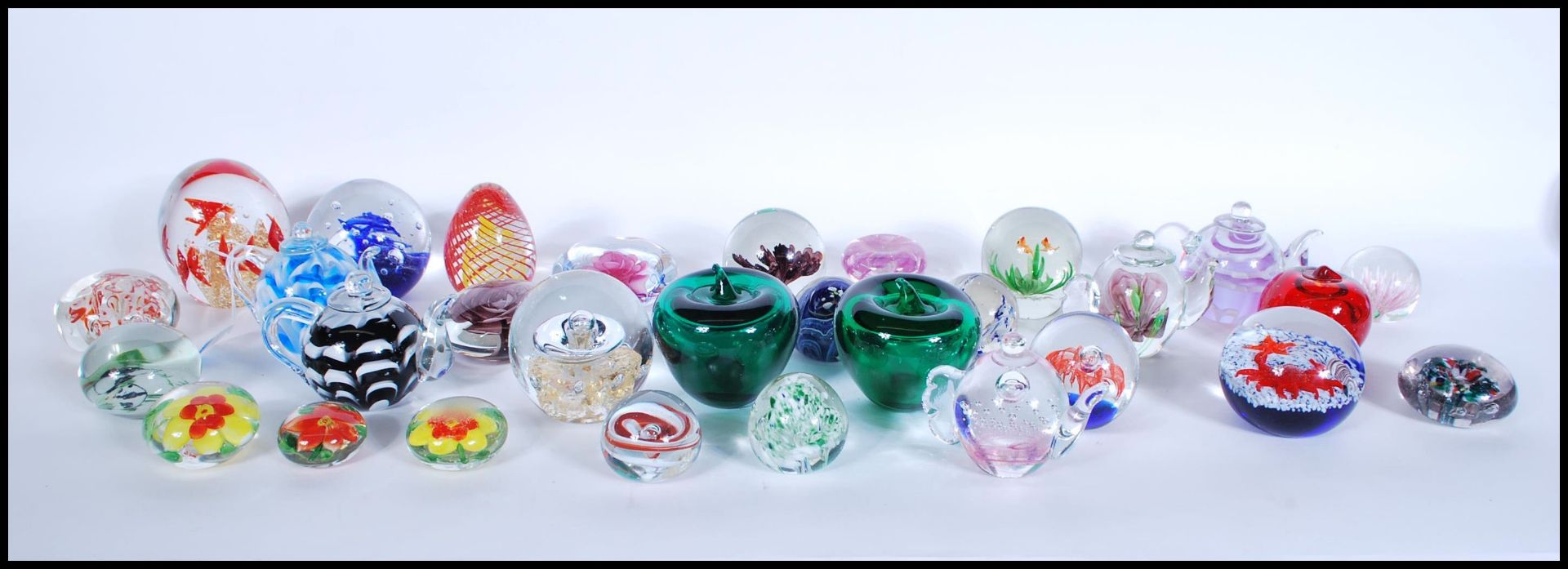 A good collection of 20th Century glass paperweights to include various controlled bubble and - Bild 2 aus 6