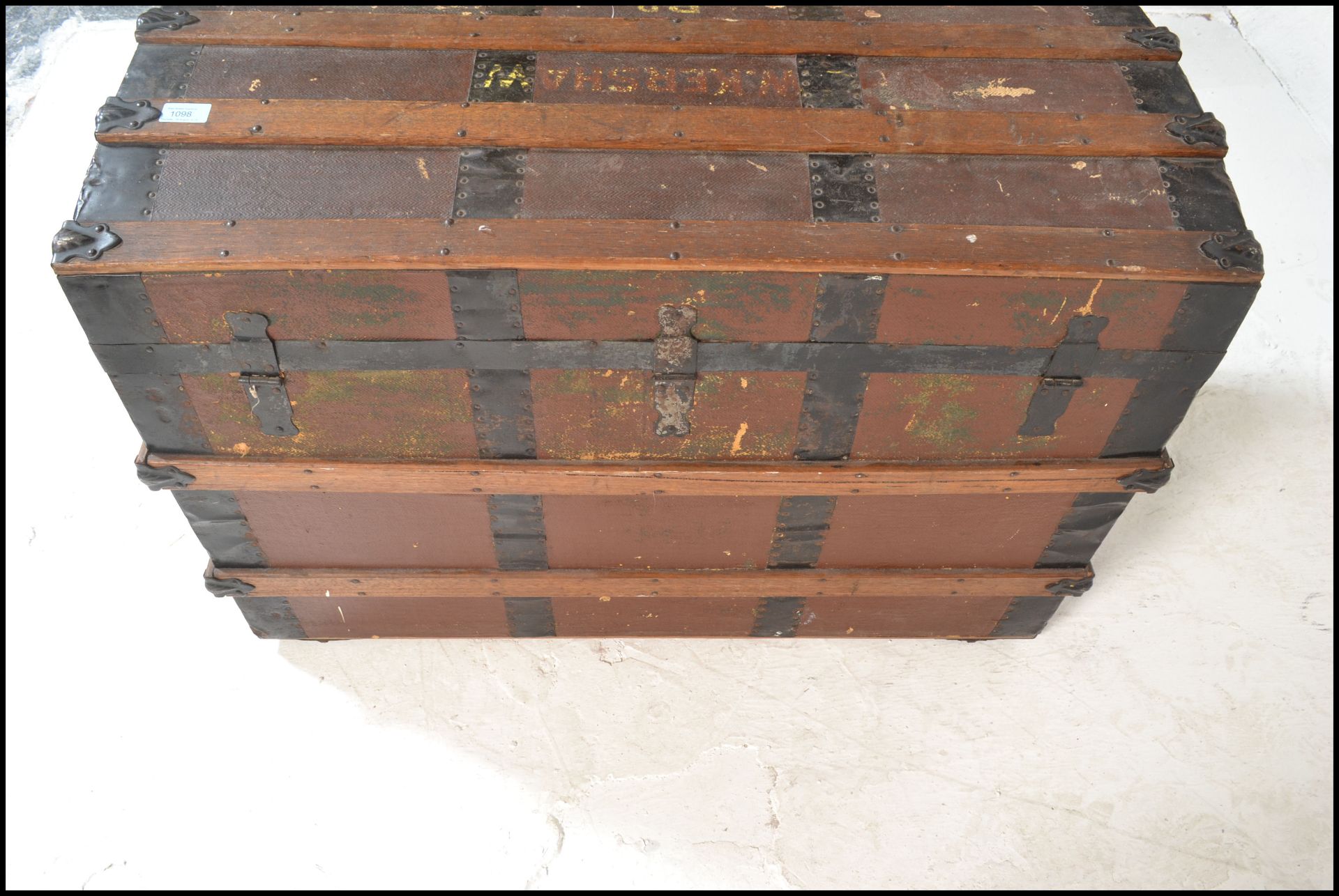 A Victorian 19th century wooden and canvas bound large dome top steamer trunk. Brown canvas with - Bild 10 aus 10