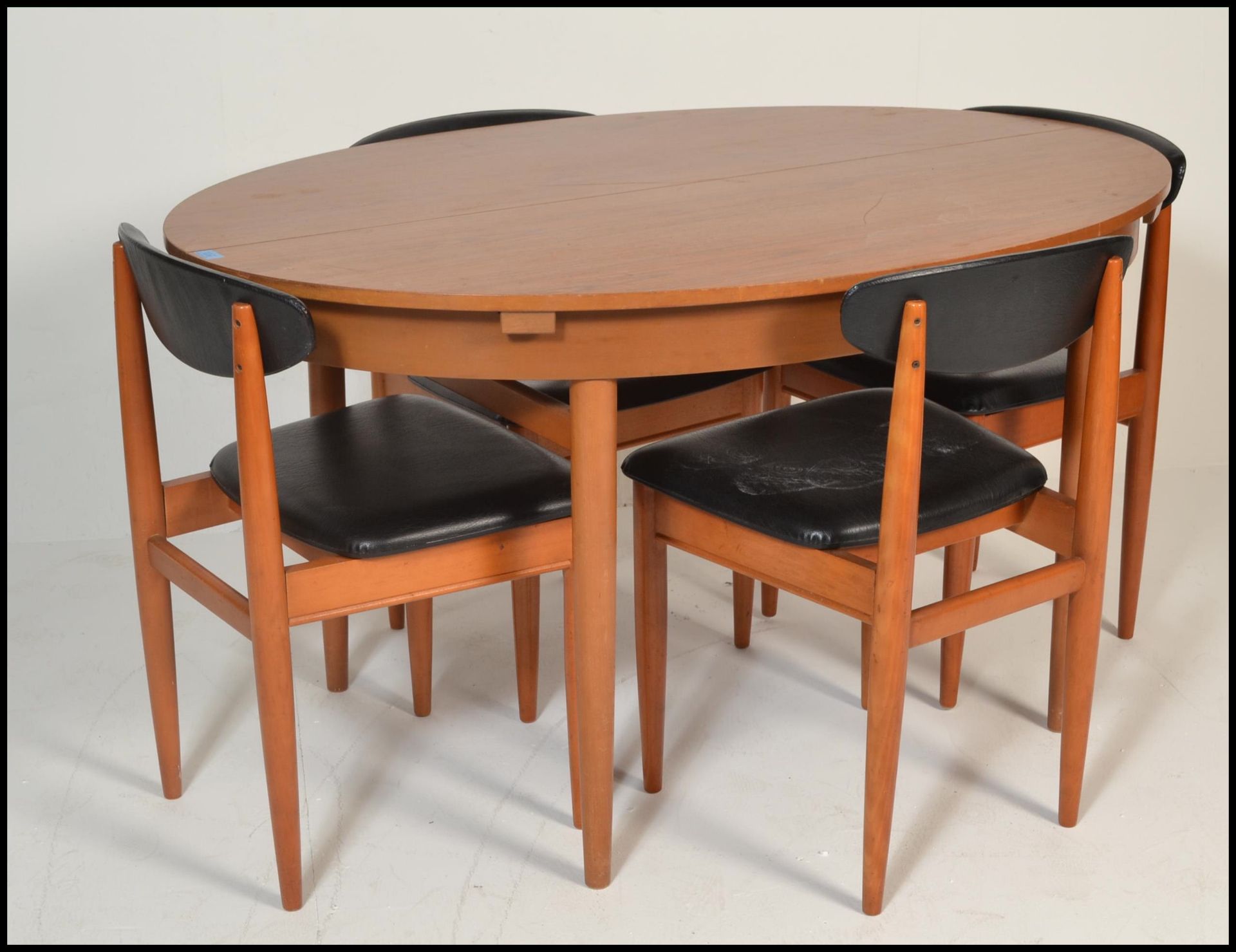 A 20th Century retro 1960's teak wood extending dining table of oval form raised on tapering legs - Bild 2 aus 4