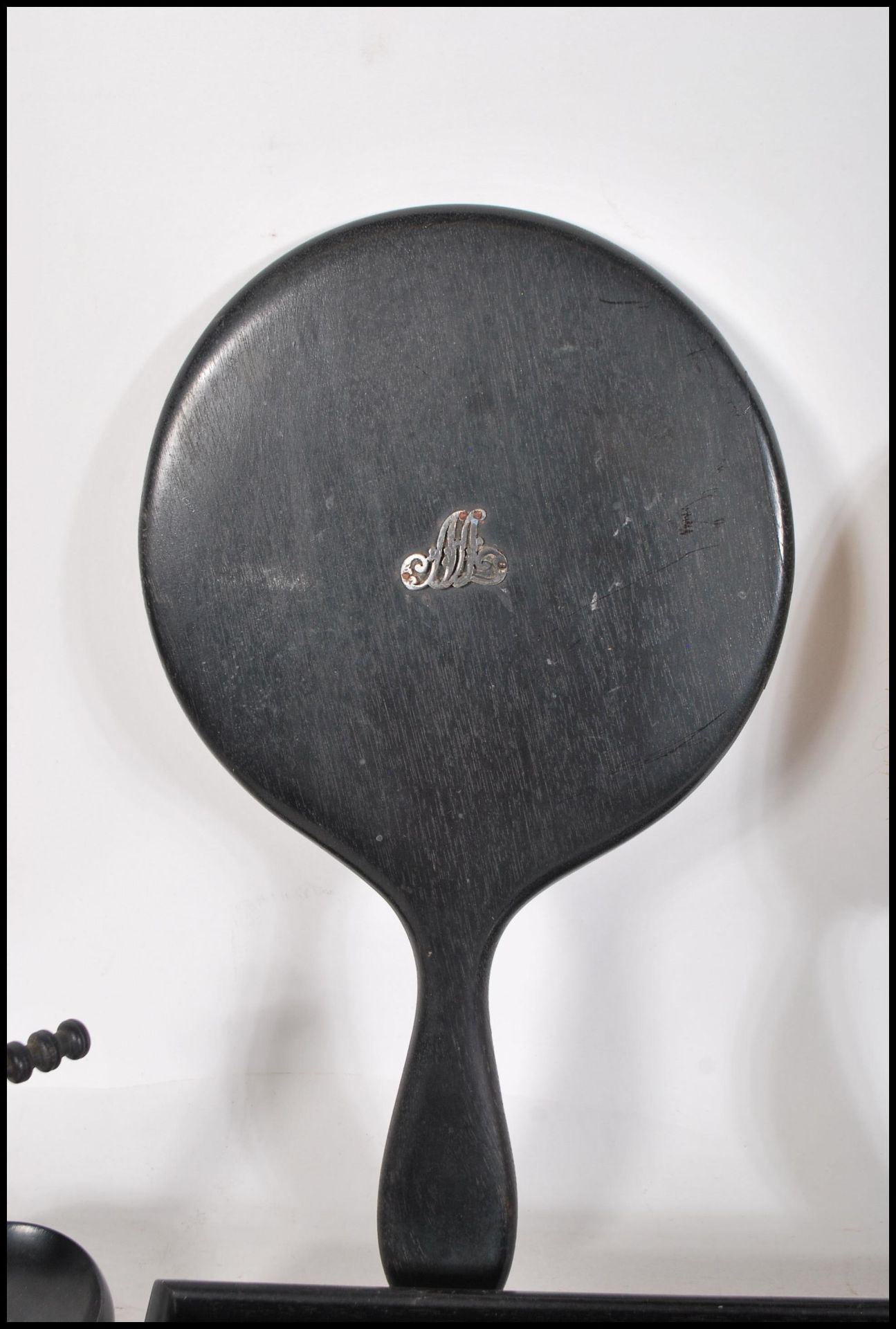 A vintage early 20th Century ebony dressing table set consisting of tray, mirror, hair brush and - Bild 4 aus 5