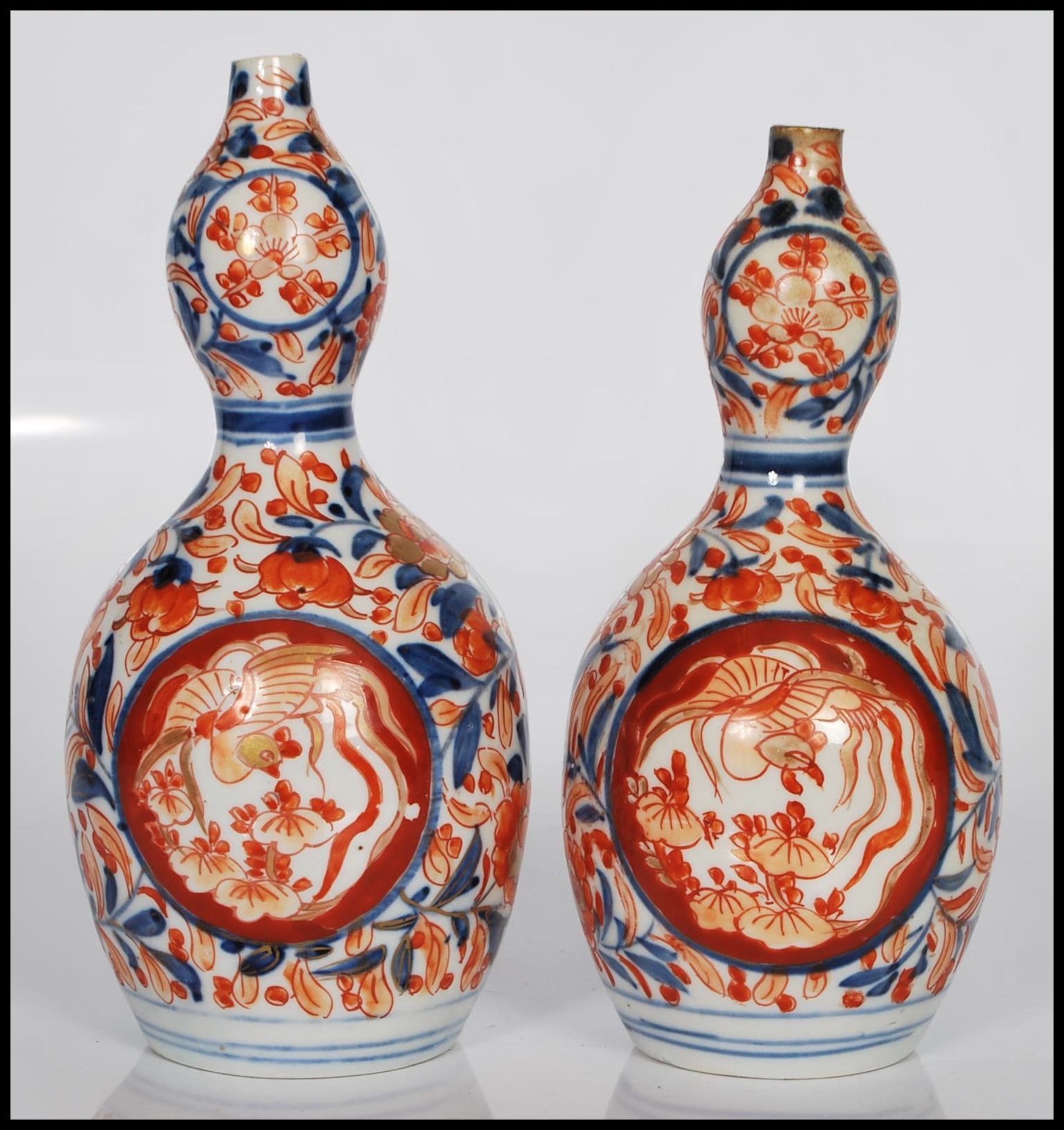 A pair of 19th Century Imari red, blue and white Japanese double gourd vases, having floral - Bild 3 aus 6