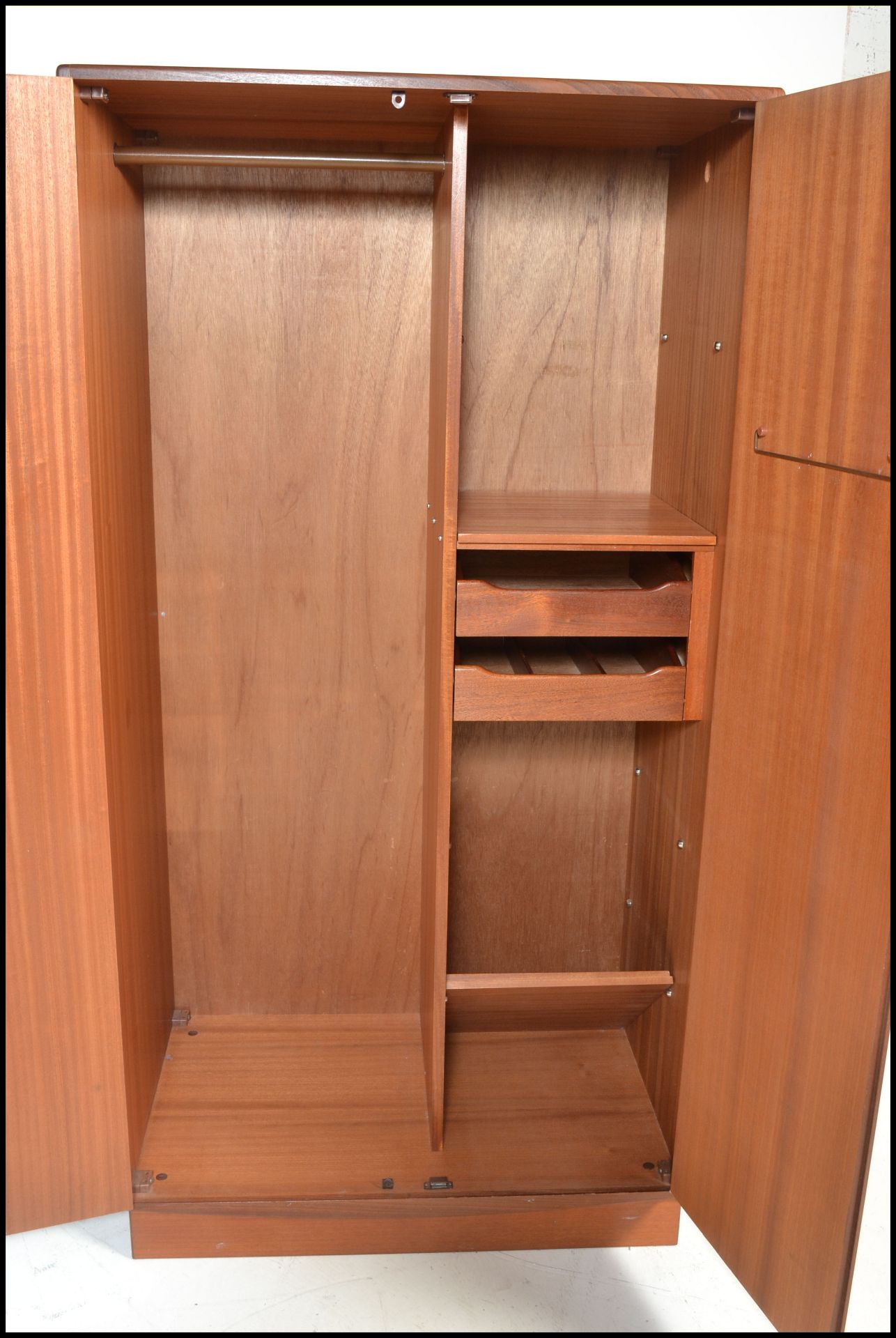 A G-Plan 20th century teak wood double door wardrobe and triple door wardrobe in the ' Kelso ' - Bild 8 aus 11