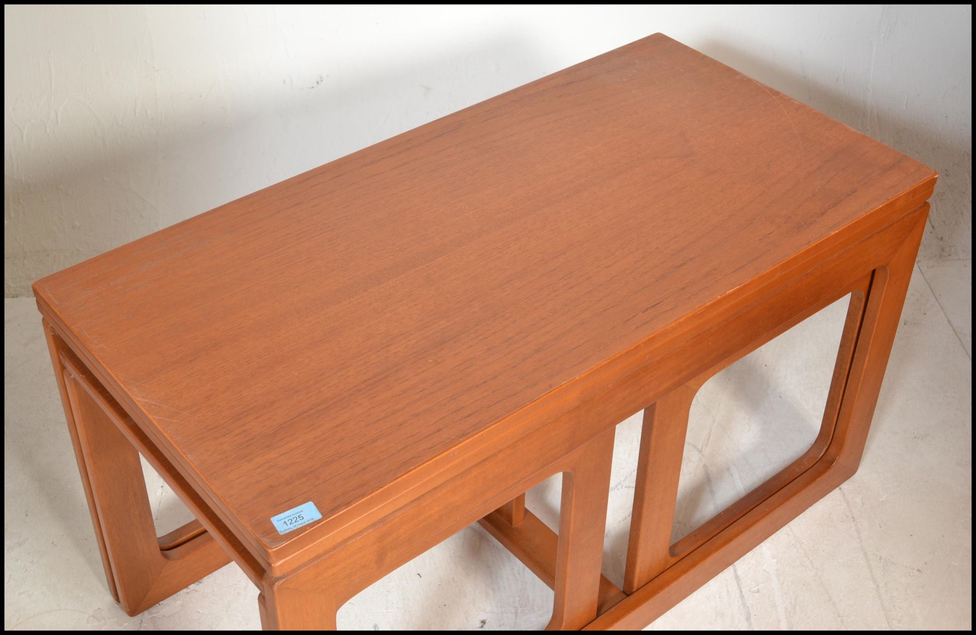 A retro 20th Century Danish inspired teak wood coffee table \ nest, flip over extending table top - Bild 2 aus 7