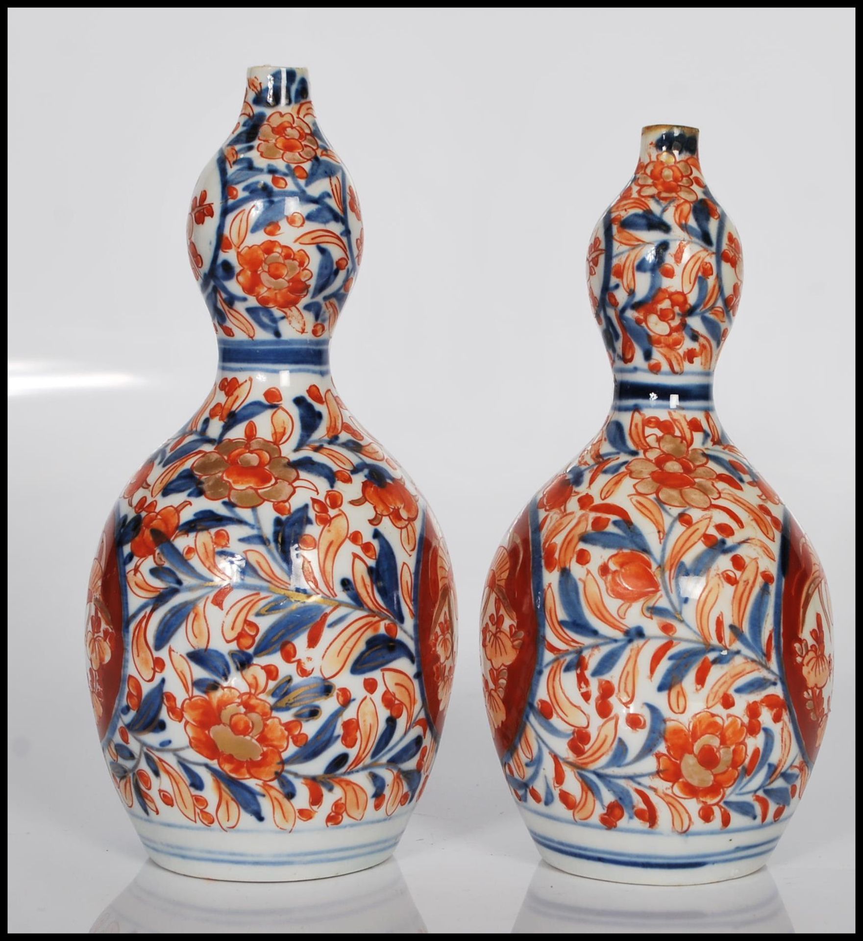 A pair of 19th Century Imari red, blue and white Japanese double gourd vases, having floral - Bild 4 aus 6