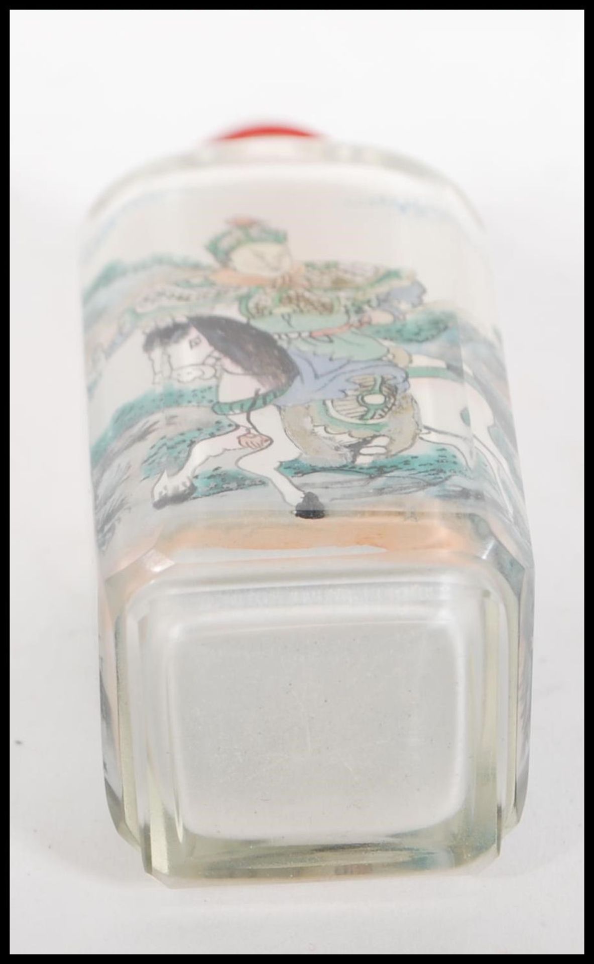 A 19th Century Chinese glass scent bottle with interior painted decoration depicting warriors on - Bild 7 aus 8