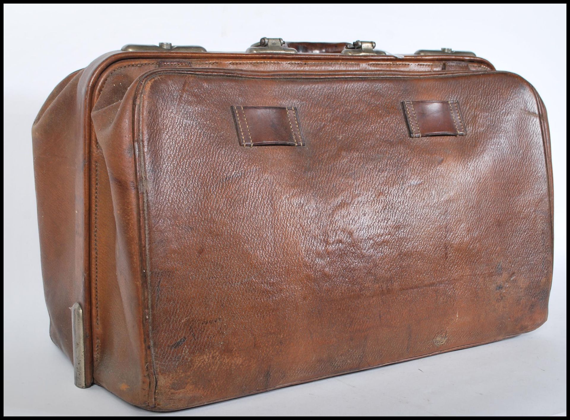 A vintage mid 20th Century tan brown leather Gladstone / Doctors bag, carry handle atop with twin - Bild 2 aus 4