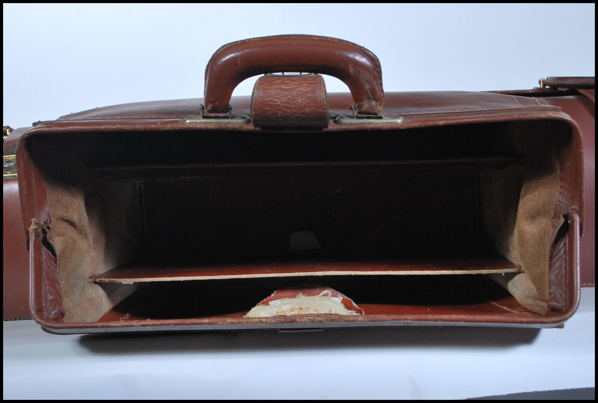 A collection of three vintage early to mid 20th Century Gladstone leather bags. Each having brass - Bild 3 aus 3