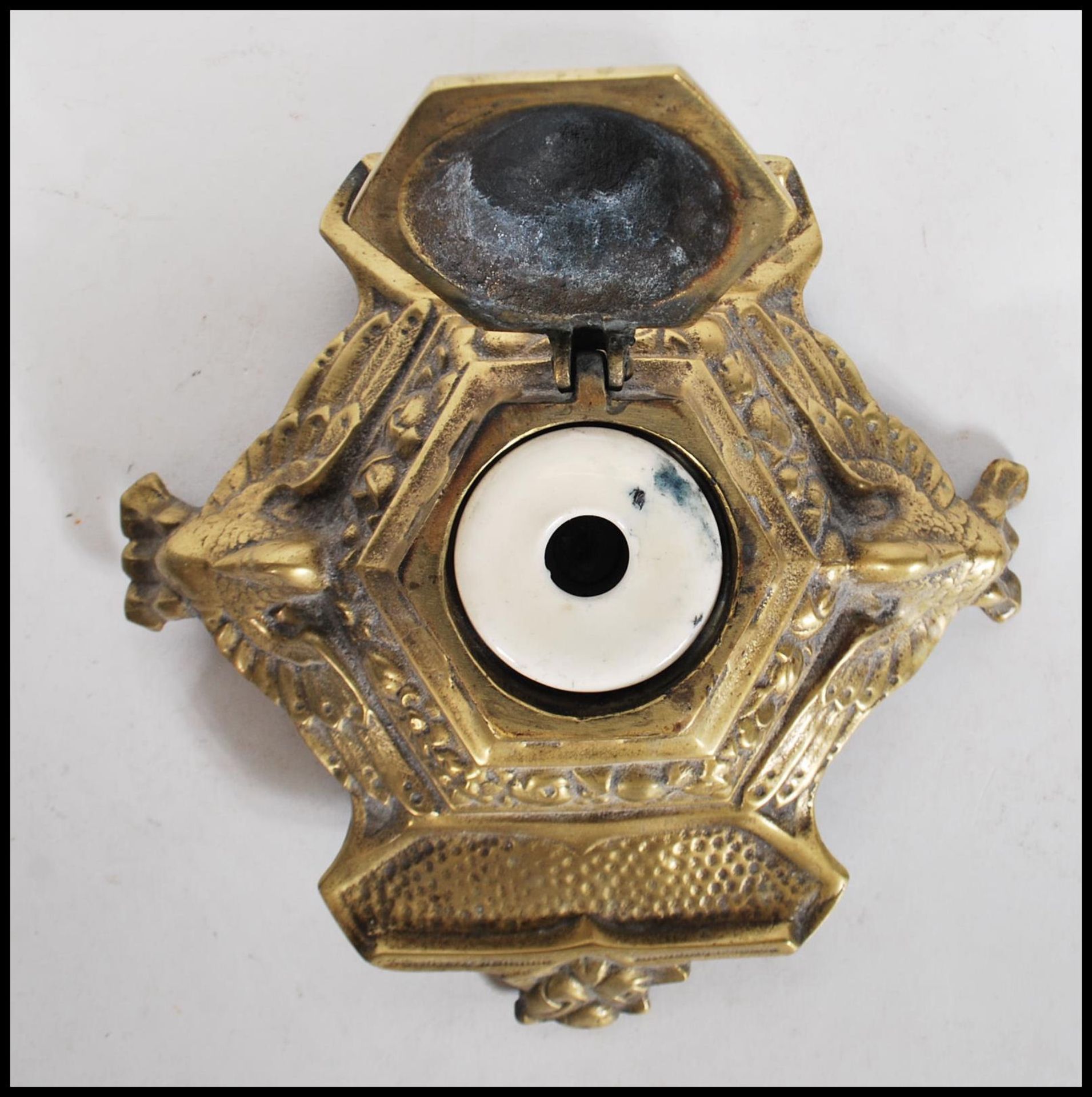 An early 20th Century cast brass inkwell of stepped hexagonal form decorated with birds and floral - Bild 6 aus 7