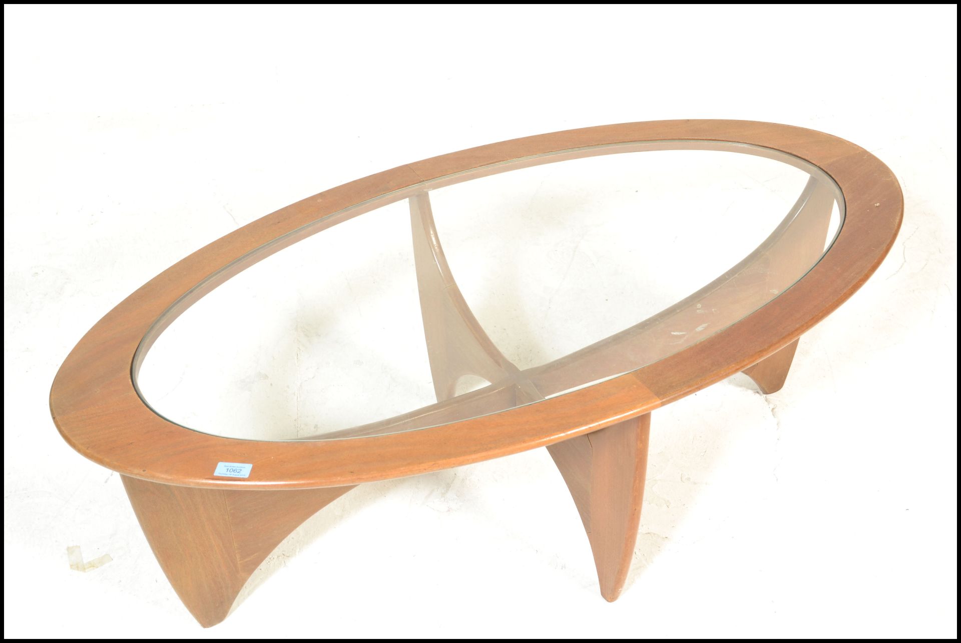 A 1950's mid century teak wood Danish influence coffee table of sputnik / Astro form. Inset glass - Bild 2 aus 6