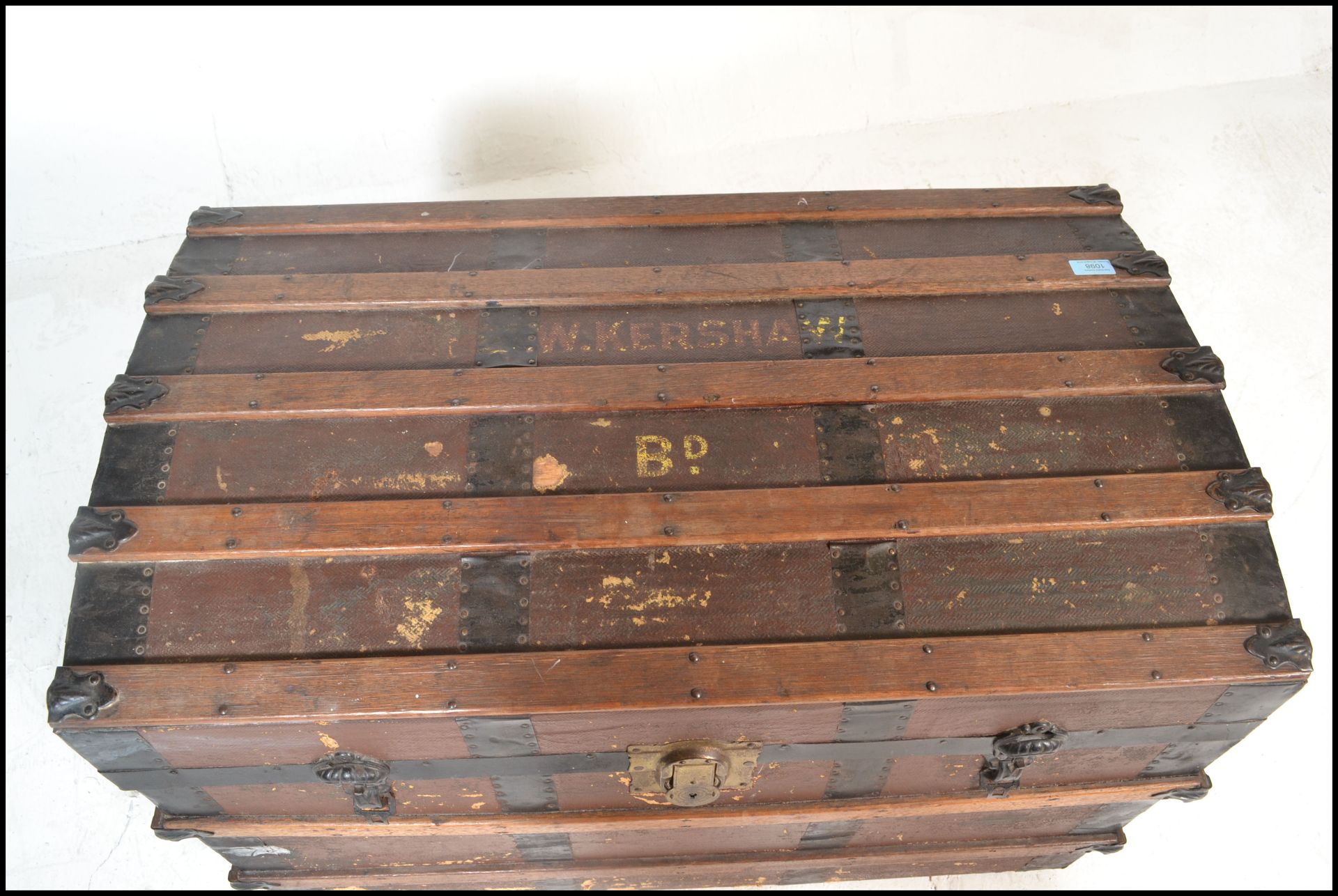 A Victorian 19th century wooden and canvas bound large dome top steamer trunk. Brown canvas with - Bild 9 aus 10