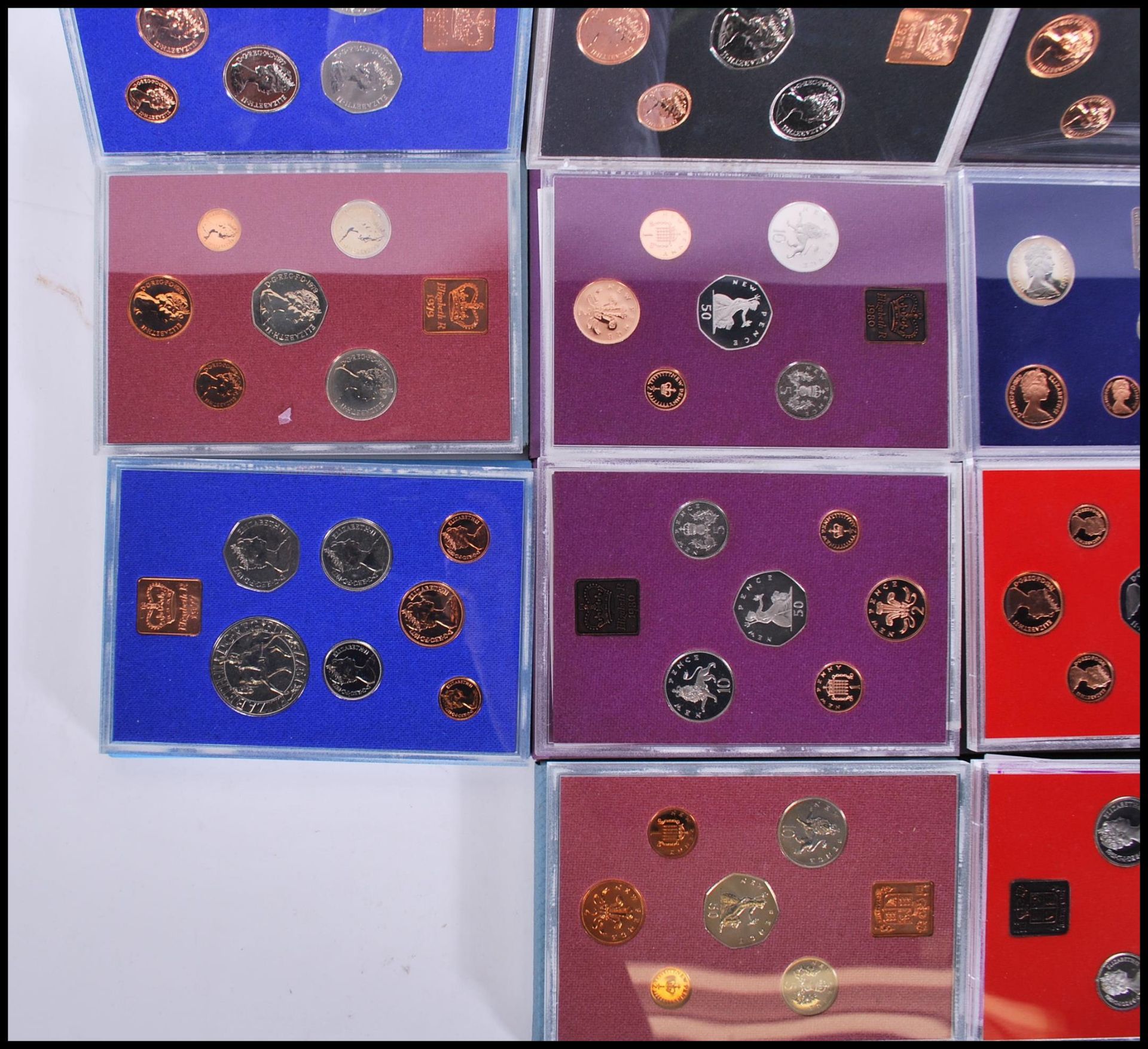 A collection of Royal Mint Coinage of Great Britain and Ireland commemorative annual coin sets to - Bild 8 aus 9