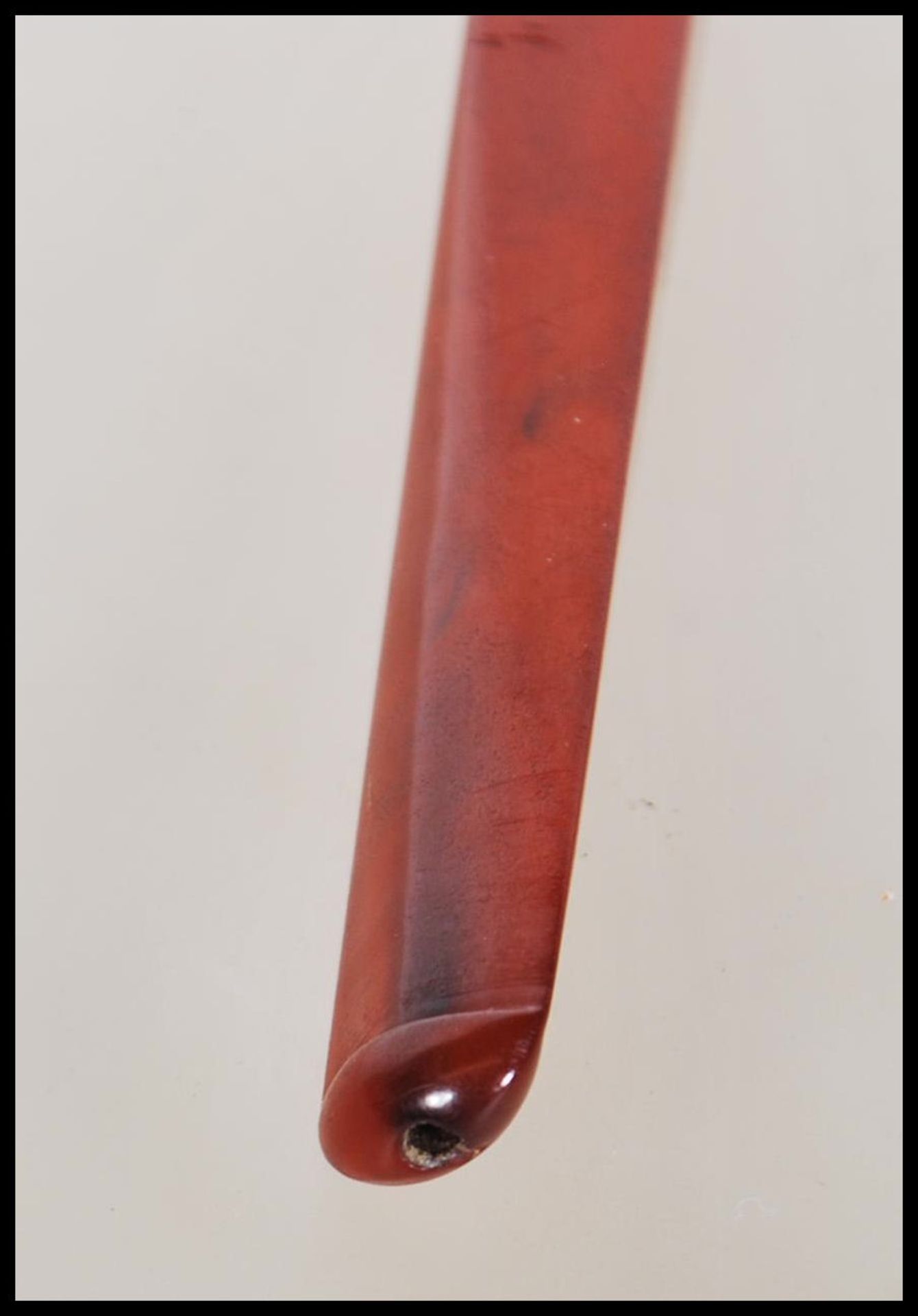 A vintage early 20th Century Art Deco bakelite cigarette cheroot holder being red in colour. - Bild 2 aus 4