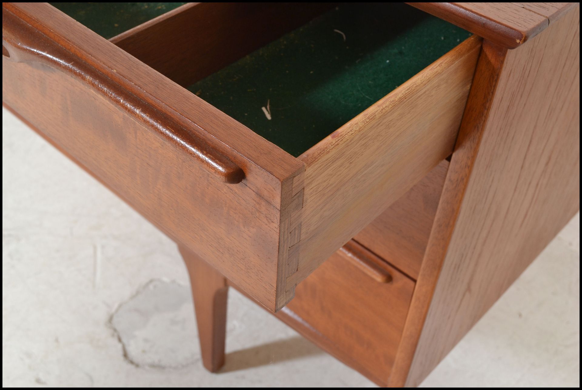 A mid 20th Century retro teak wood sideboard / credenza, having twin cupboard doors to left - Bild 7 aus 9