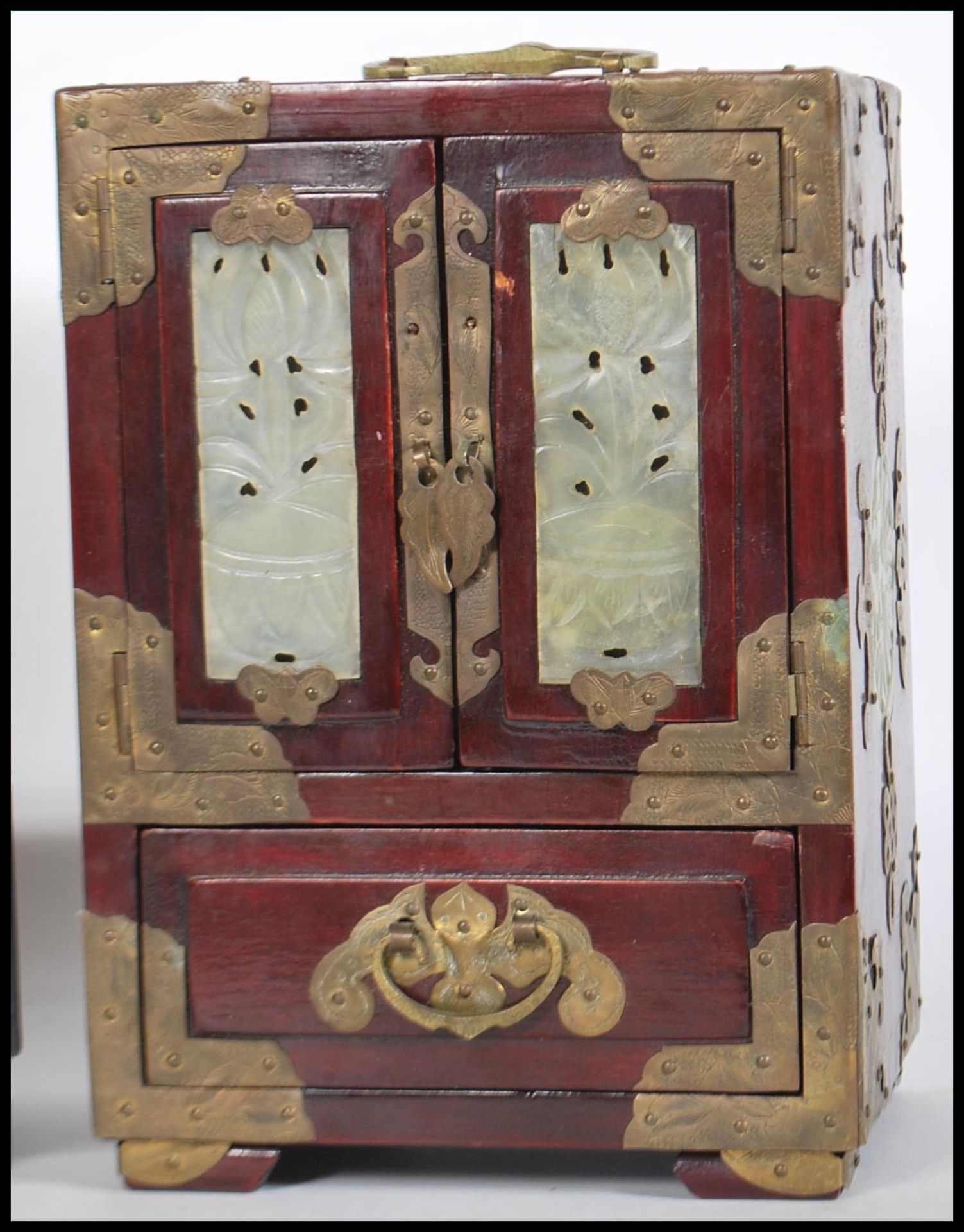 A group of three vintage Chinese jewelry boxes, one having jade like panels set to the sides and two - Bild 4 aus 7