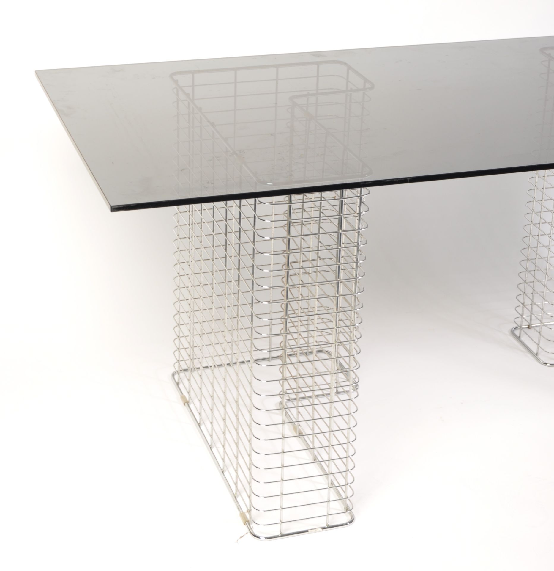 A 1980's 20th century modernist retro chrome wire and glass desk comprising of two ' L ' shaped - Bild 3 aus 5