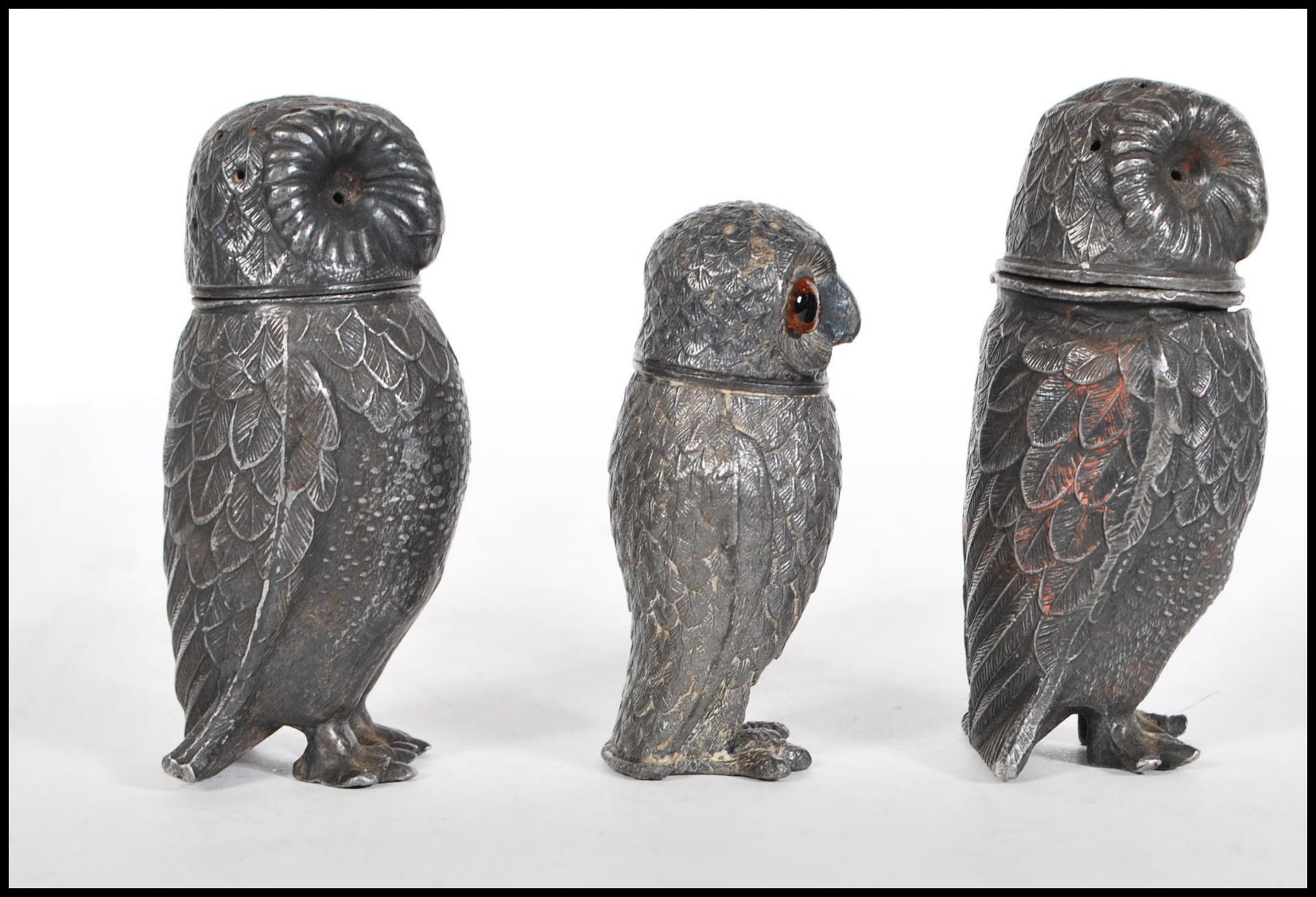 A pair of 19th Century French pewter pepperette condiments in the form of owls, along with another - Bild 4 aus 7