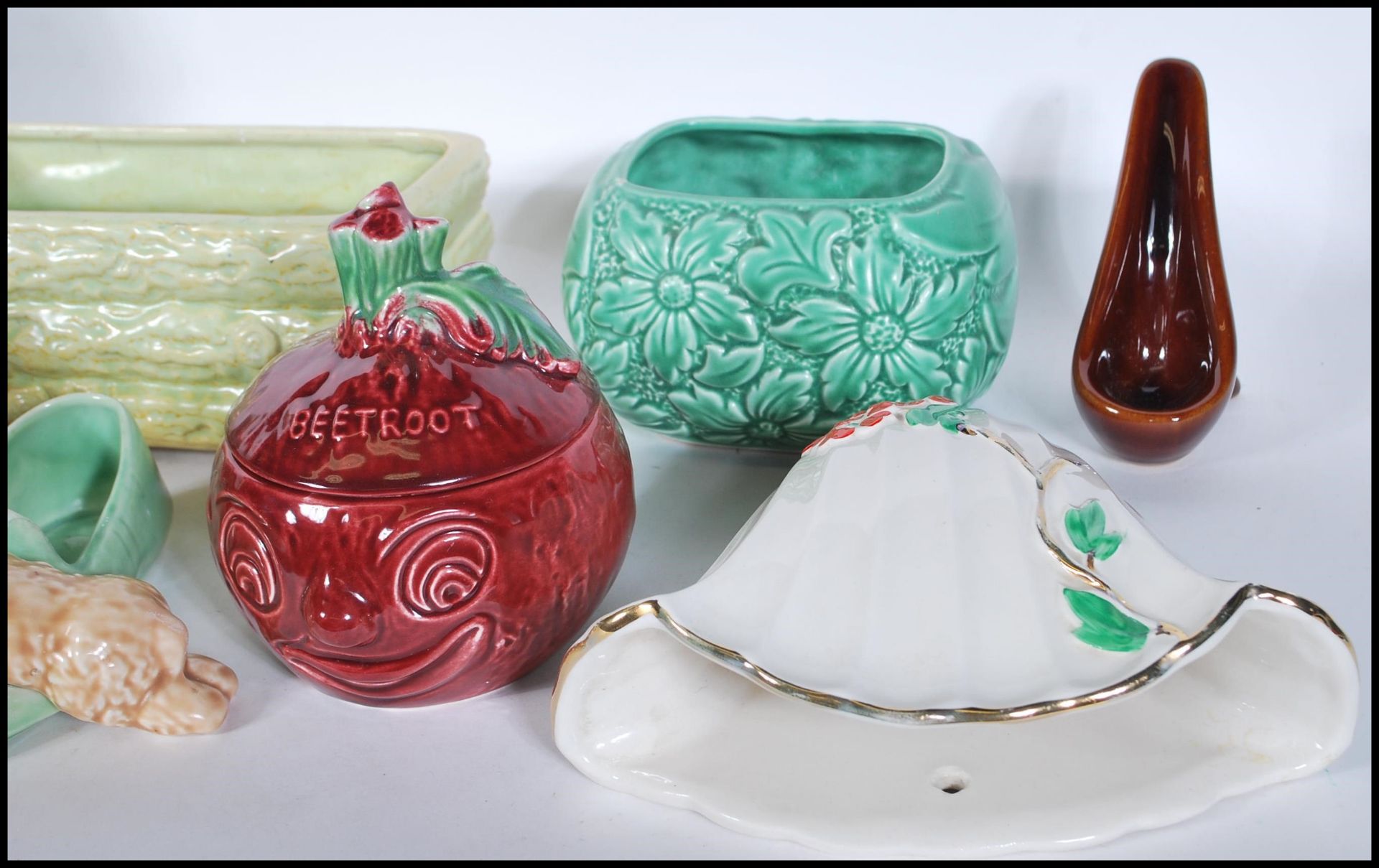 A collection of vintage 20th Century Art Deco and later ceramics by Sylvac to include vases, - Bild 7 aus 8