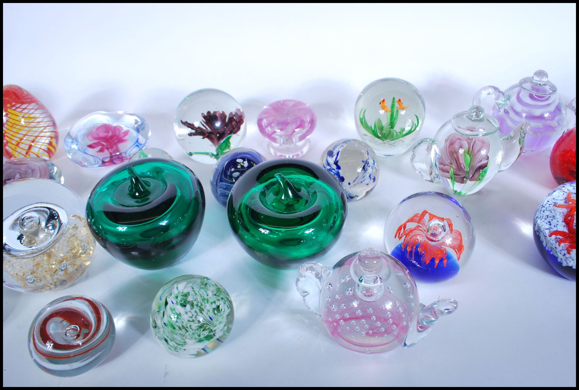 A good collection of 20th Century glass paperweights to include various controlled bubble and - Bild 5 aus 6