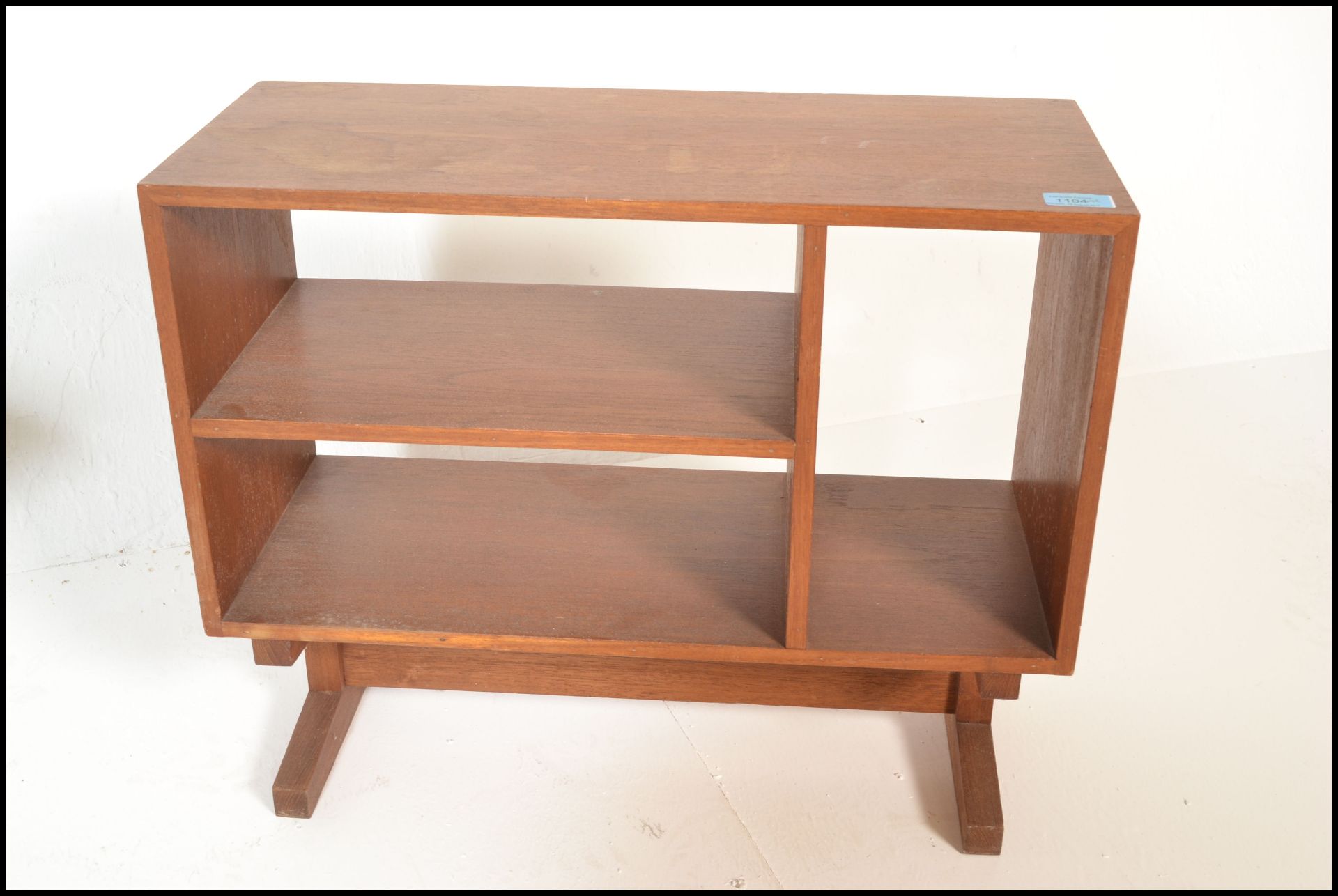 A mid 20th Century retro teak wood open book case raised on splayed legs having compartmentalised - Bild 2 aus 6