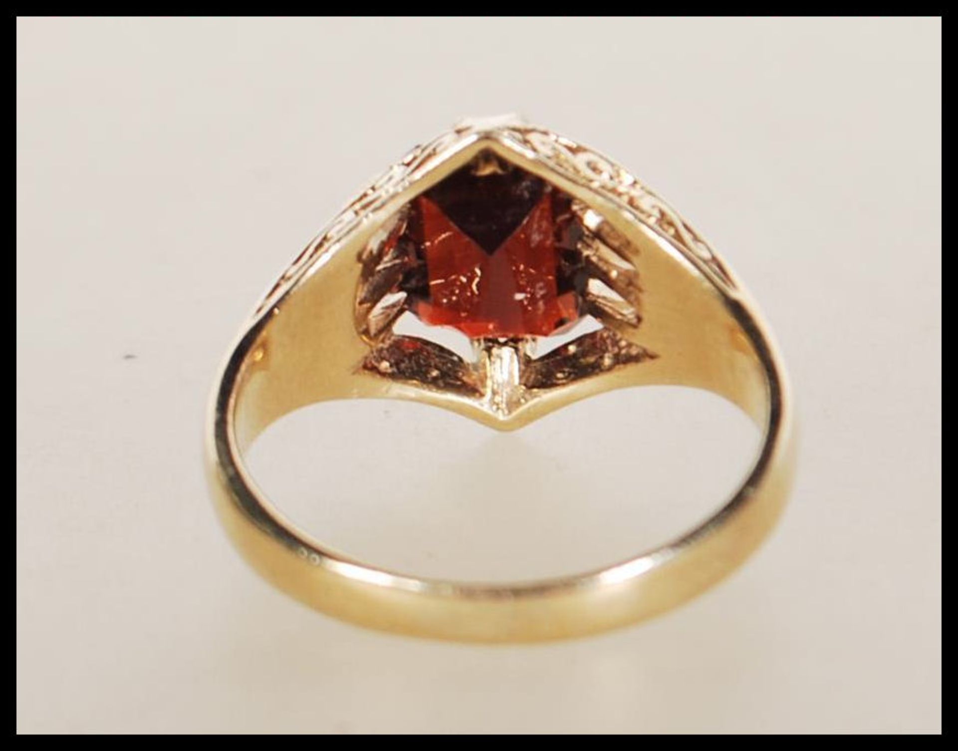 A hallmarked 9ct gold ring claw set with a rectangular cut red stone with reeded shoulders. - Bild 3 aus 5