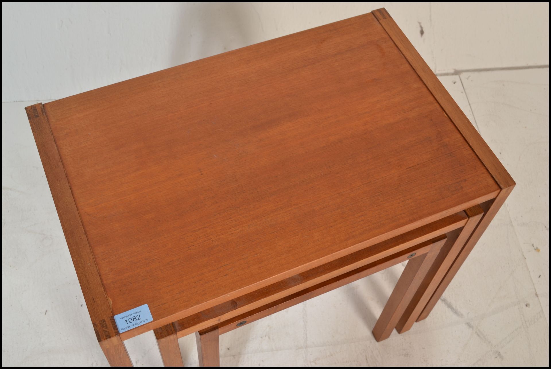 A 20th century retro vintage teak wood nest of tables of simple form with exposed finger joints to - Bild 3 aus 4