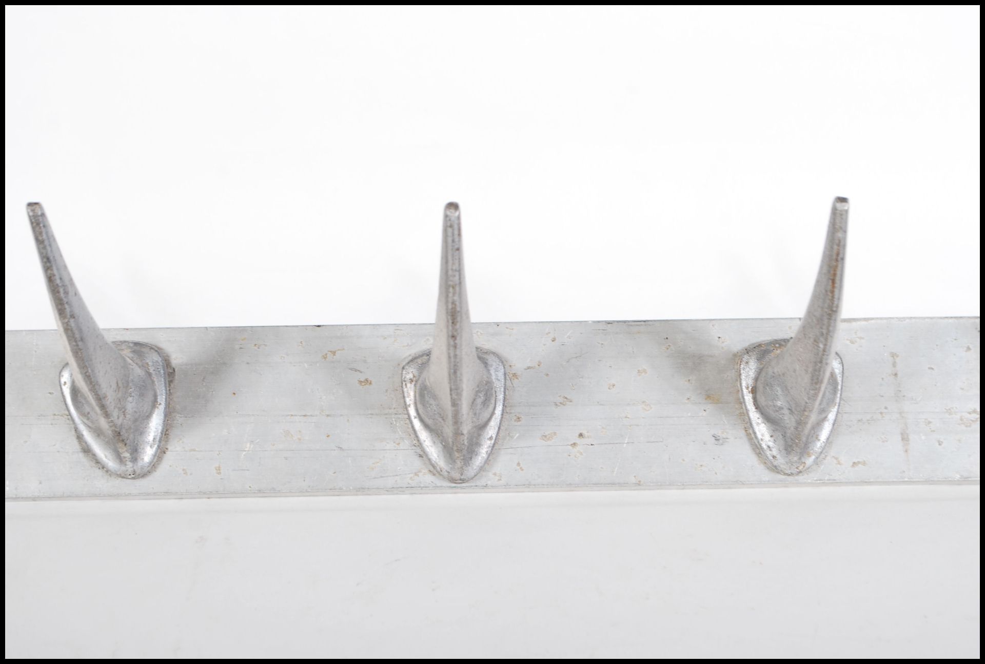 A metal 20th Century wall hanging coat rack having Rhino horn shaped hooks. Five hooks in total. - Bild 3 aus 4