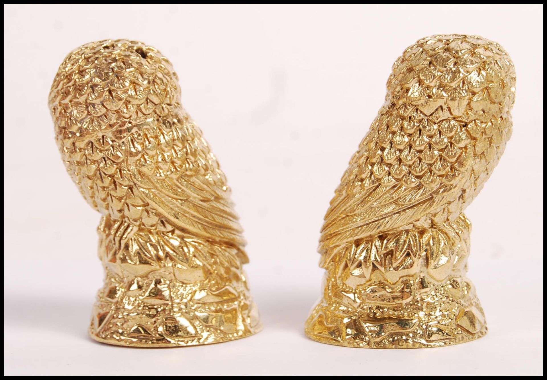 A pair of 18ct gold plated condiments in the form of owls having yellow and black glass eyes. - Bild 2 aus 3