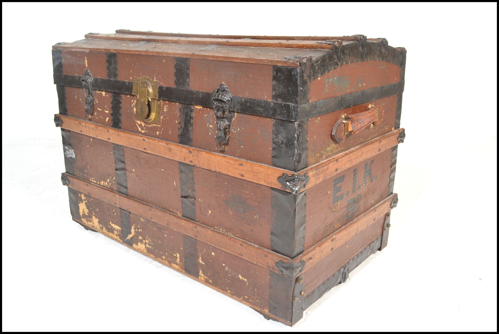 A Victorian 19th century wooden and canvas bound large dome top steamer trunk. Brown canvas with - Bild 8 aus 10