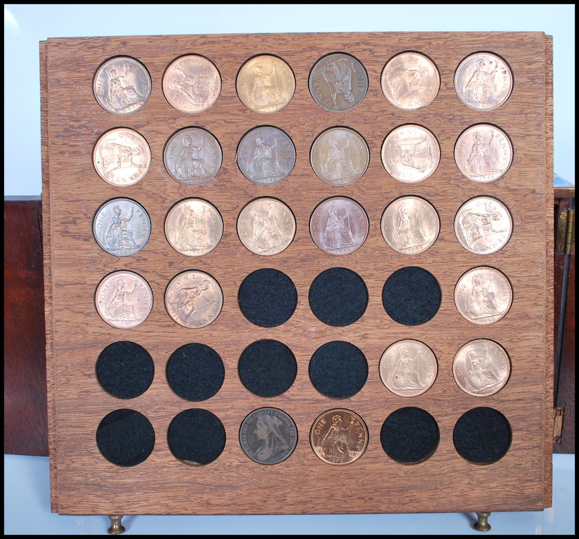 A mahogany coin collectors cabinet, fitted with 14 slide out drawers containing coins dating from - Bild 6 aus 6