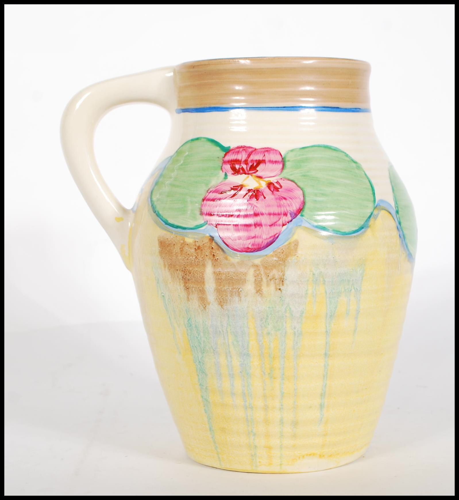 An early 20th Century Art Deco Clarice Cliff "Bizarre" range Isis vase with single handle. Decorated - Image 3 of 6