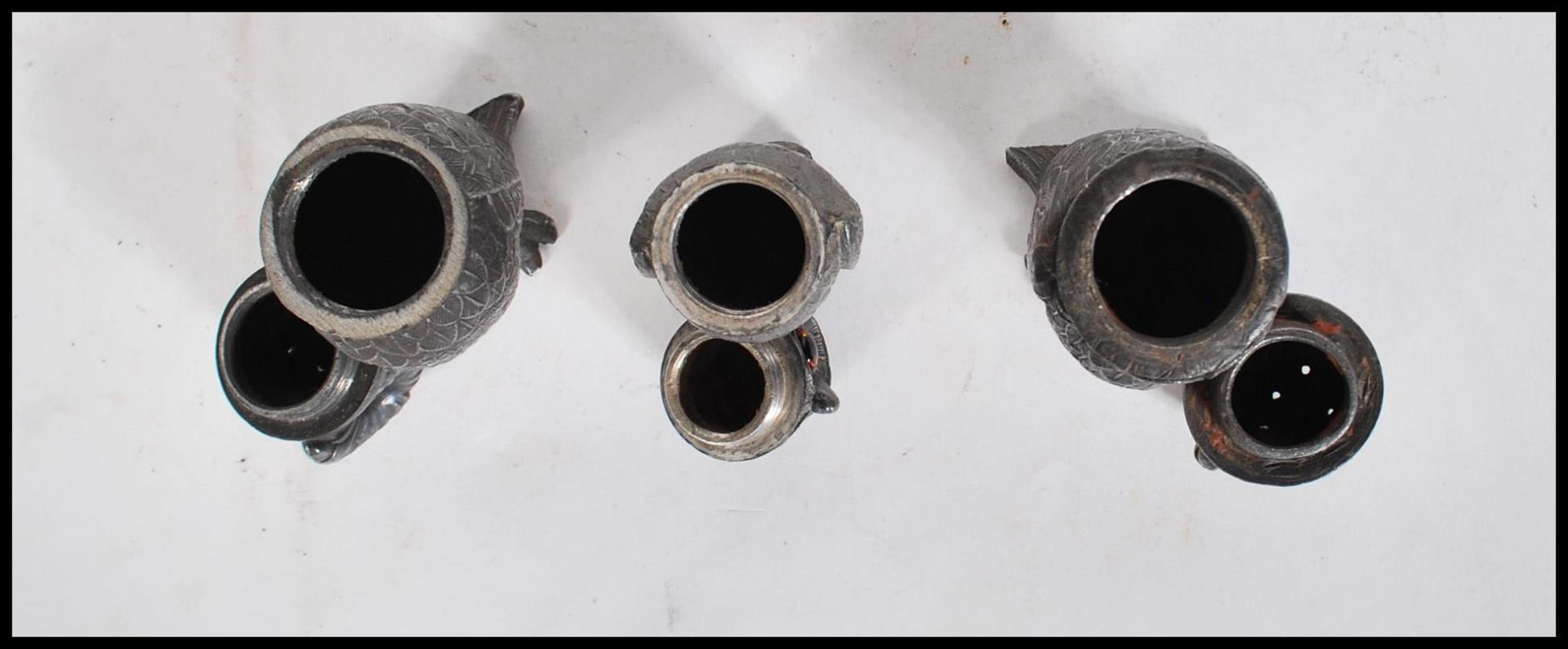 A pair of 19th Century French pewter pepperette condiments in the form of owls, along with another - Bild 6 aus 7