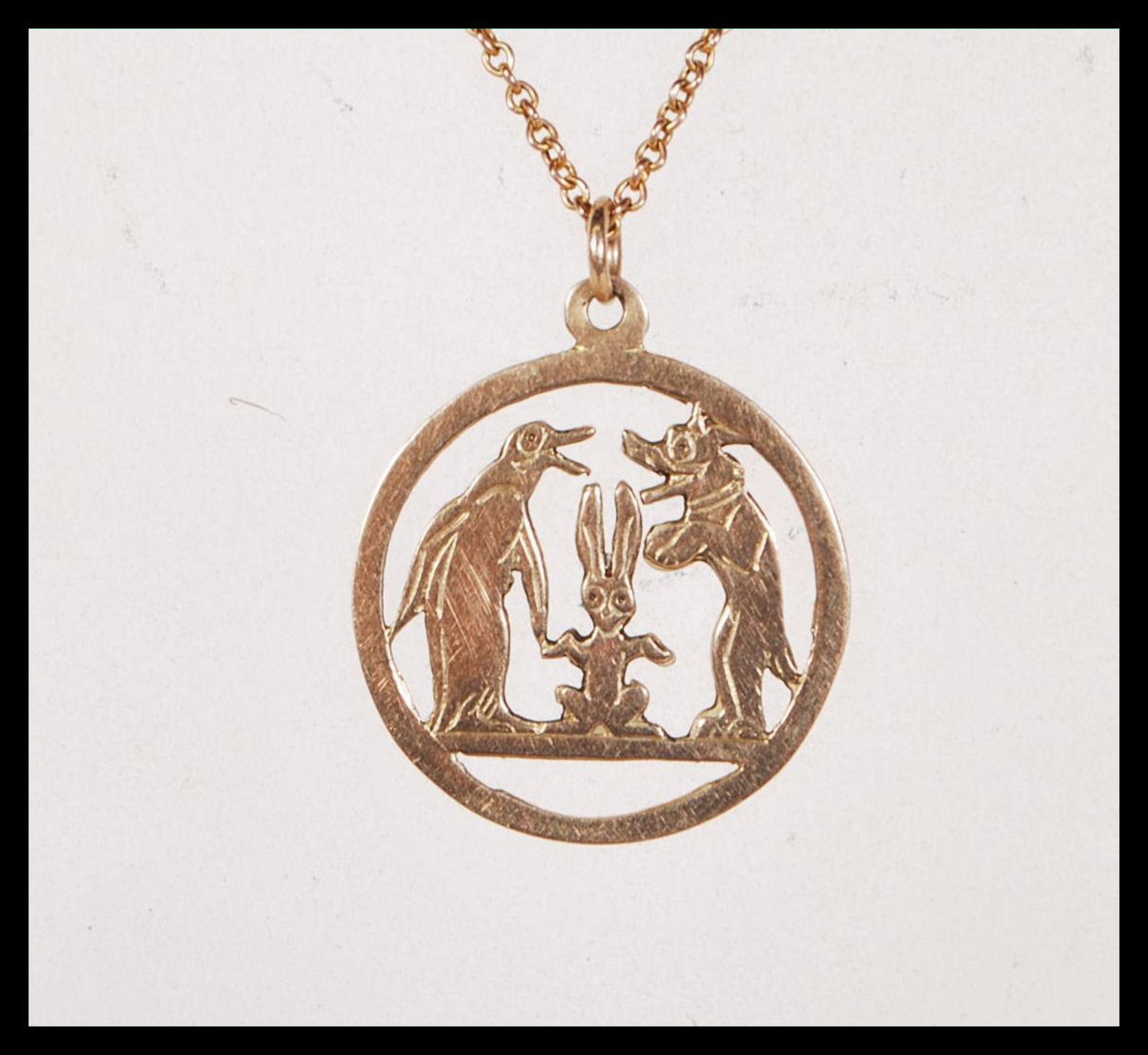 A stamped 9ct gold necklace having a round pendant having pierced decoration in the form of a dog, - Bild 3 aus 6