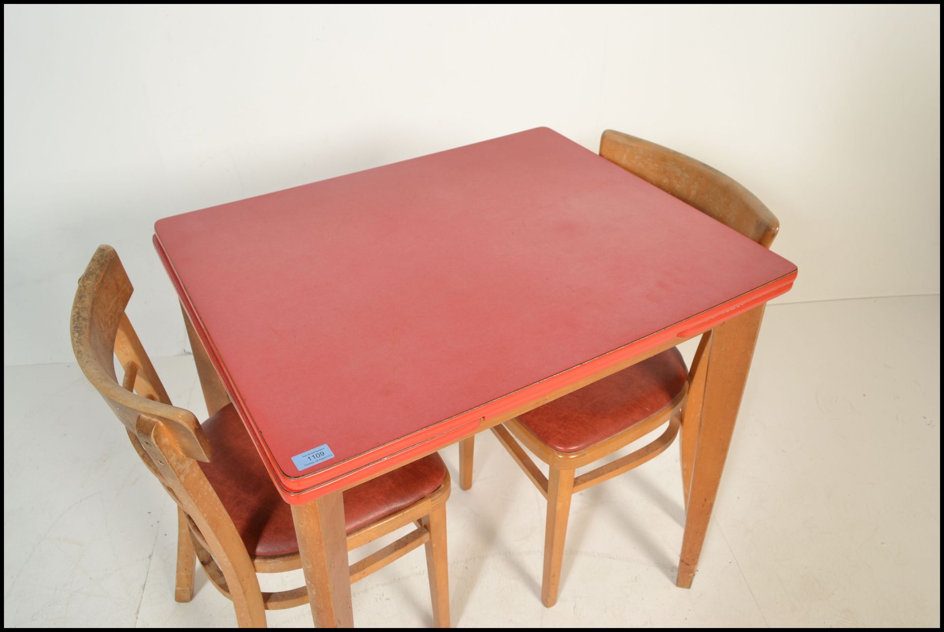 A retro mid century 1950's red formica and beech wood draw leaf dining table. The red formica top - Bild 3 aus 5