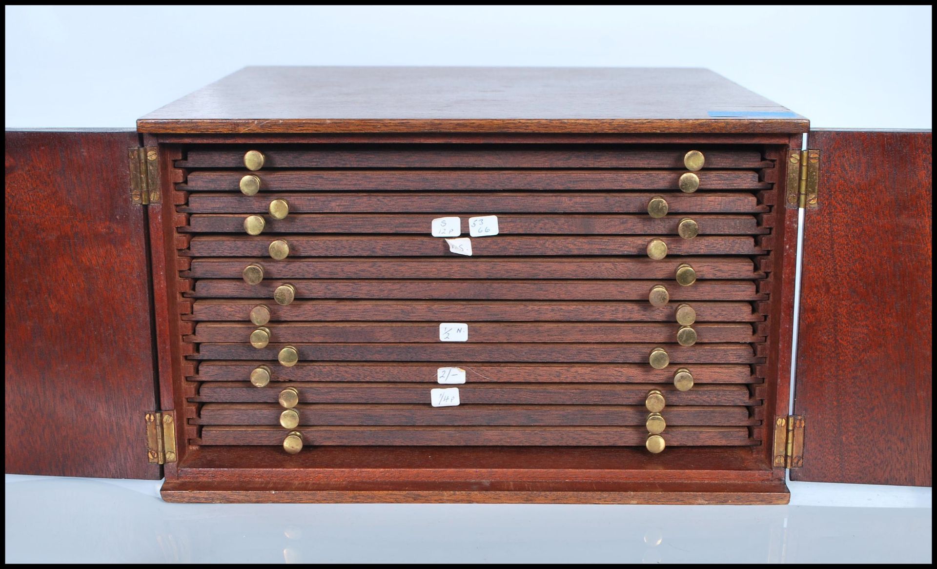 A mahogany coin collectors cabinet, fitted with 14 slide out drawers containing coins dating from - Bild 2 aus 6