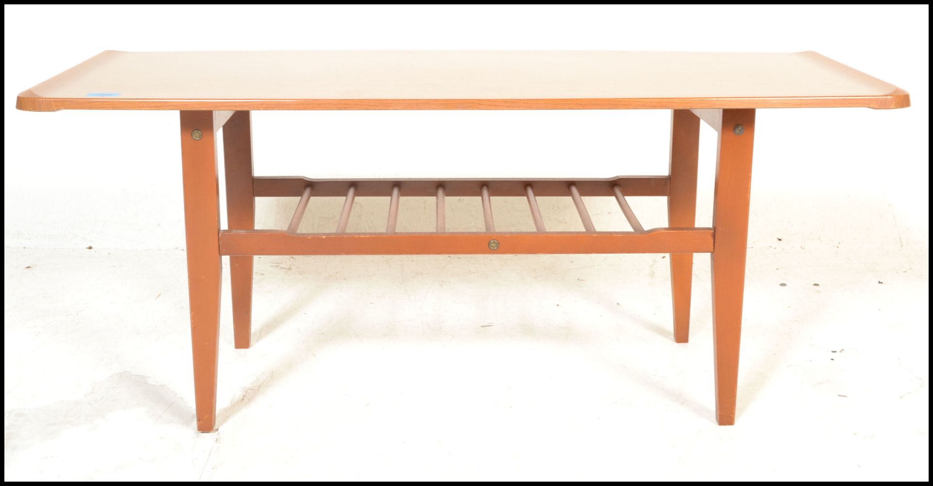 A mid century Danish influence faux teak wood long john coffee table being raised on tapering legs - Bild 3 aus 6