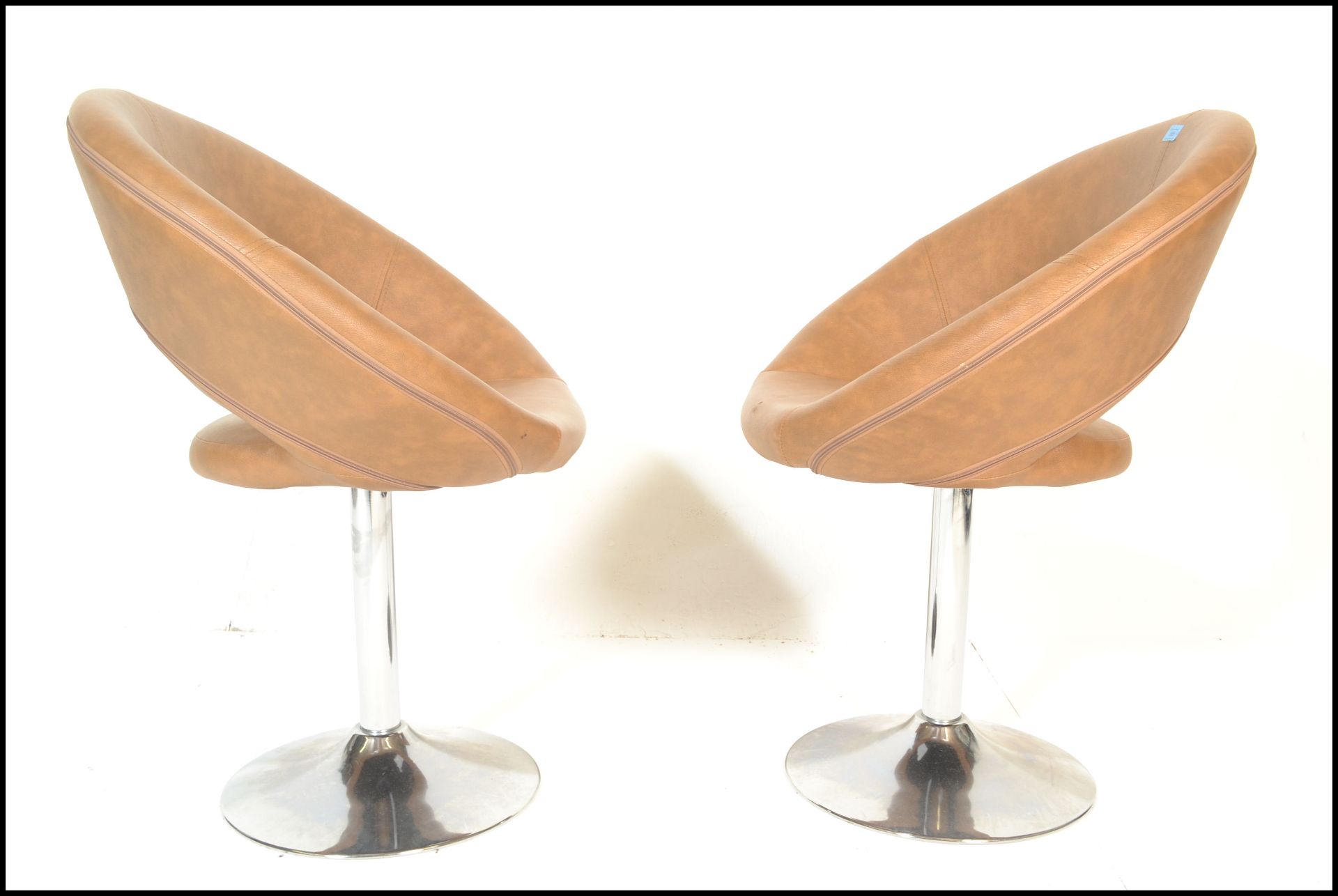 A pair of contemporary modernist satellite style swivel chairs raised on central chromed columns - Bild 3 aus 5