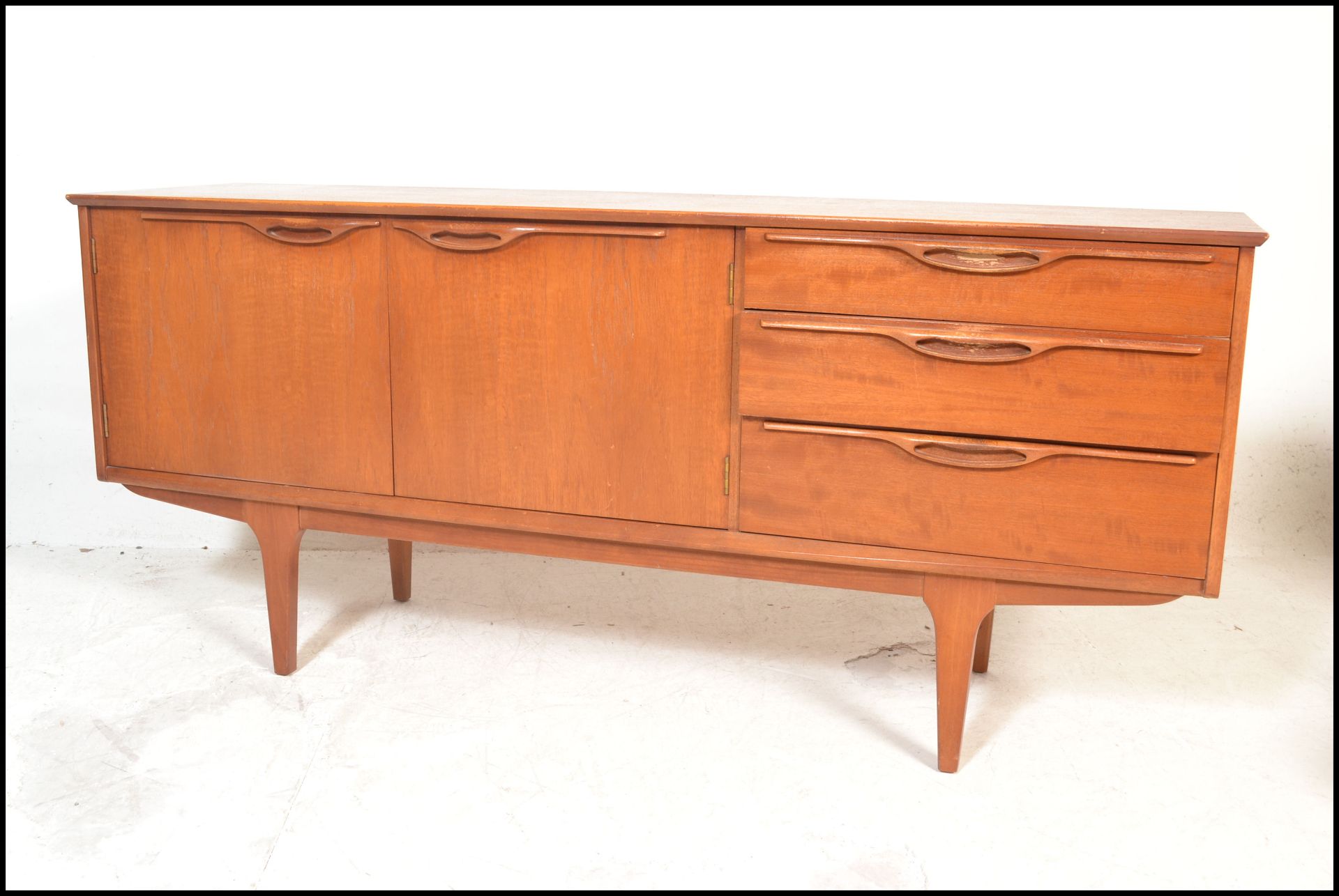 A mid 20th Century retro teak wood sideboard / credenza, having twin cupboard doors to left - Bild 8 aus 9