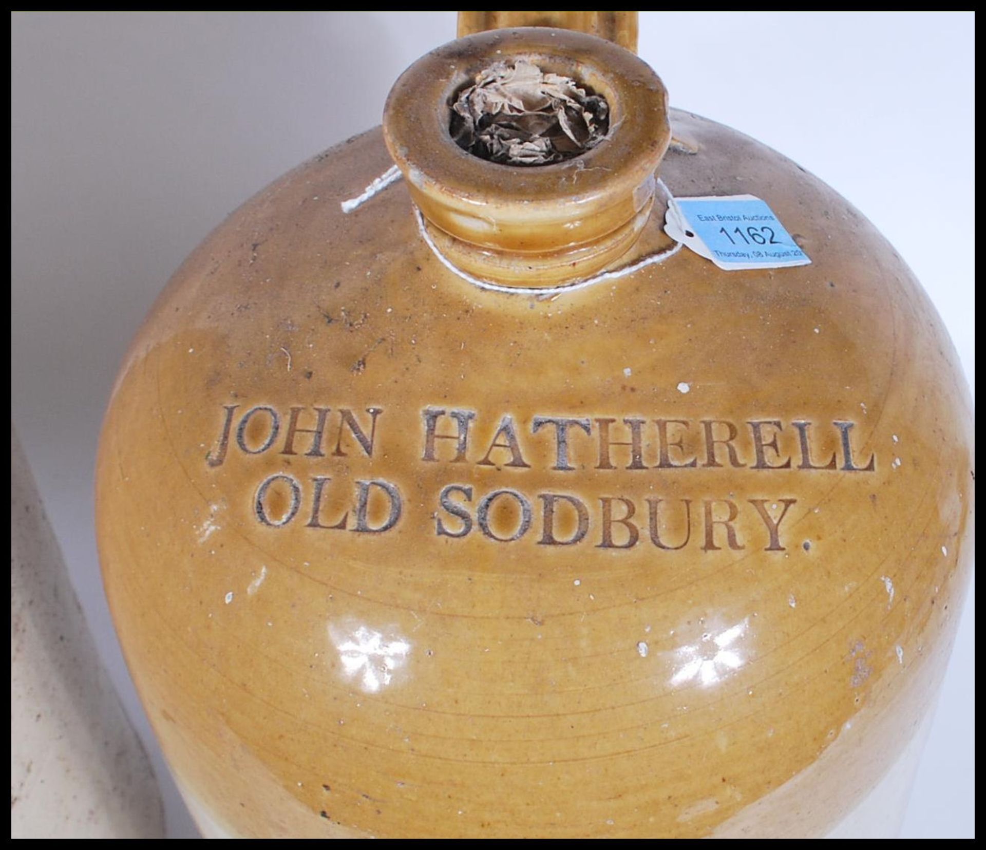 A good collection of 20th Century stoneware pots to include two flagons one for John Hatherell Old - Bild 3 aus 4