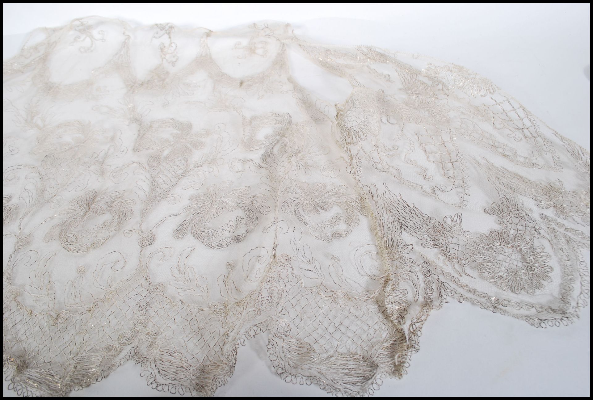 An early 20th Century Edwardian ladies lace waistcoat of small proportions, having silver woven - Bild 5 aus 6