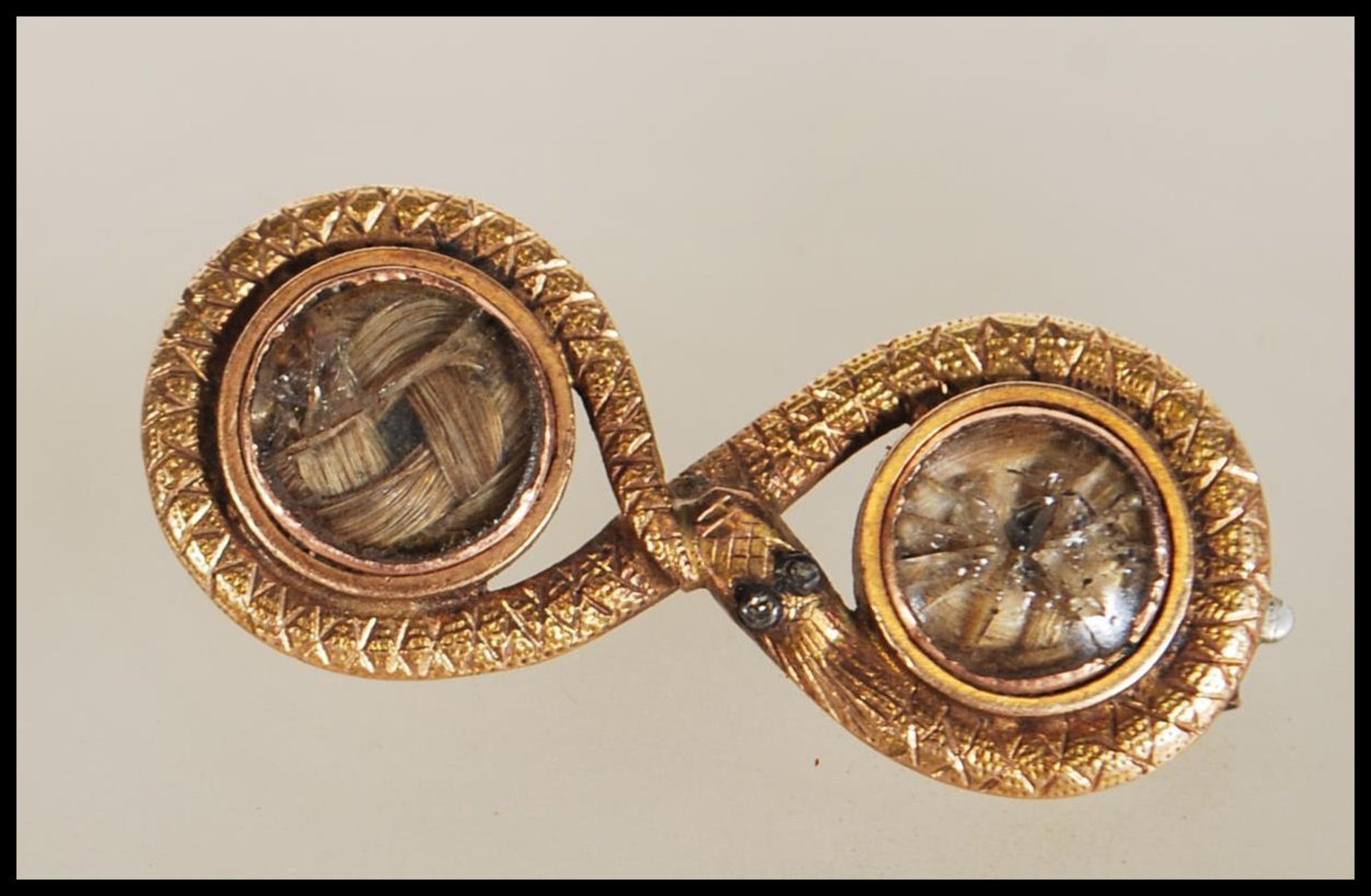 A 14ct gold textured snake mourning brooch with inset plaited hair under two glass windows, - Bild 4 aus 5