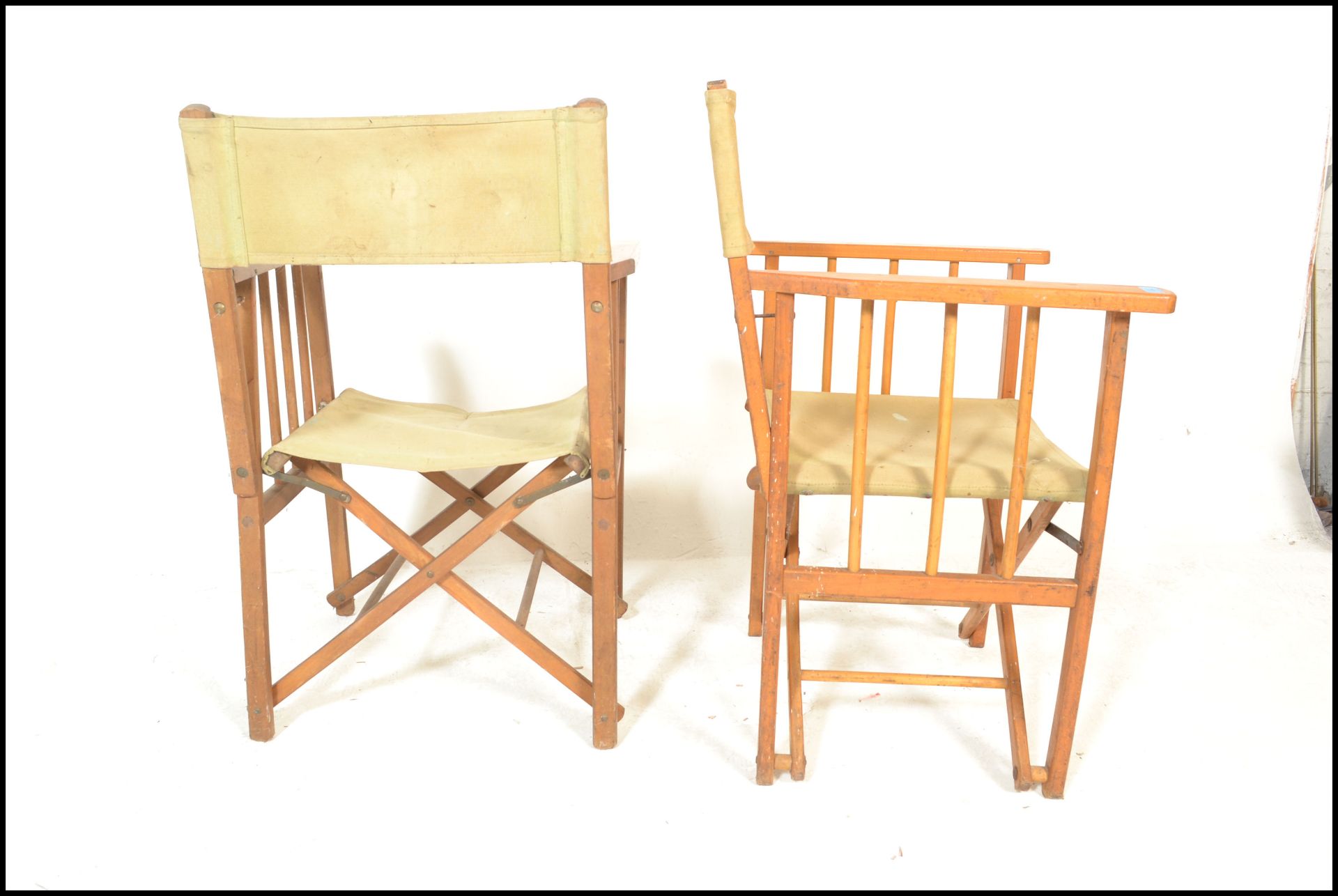 A group of four retro mid 20th Century wooden and canvas upholstered directors / garden chairs, - Bild 5 aus 9