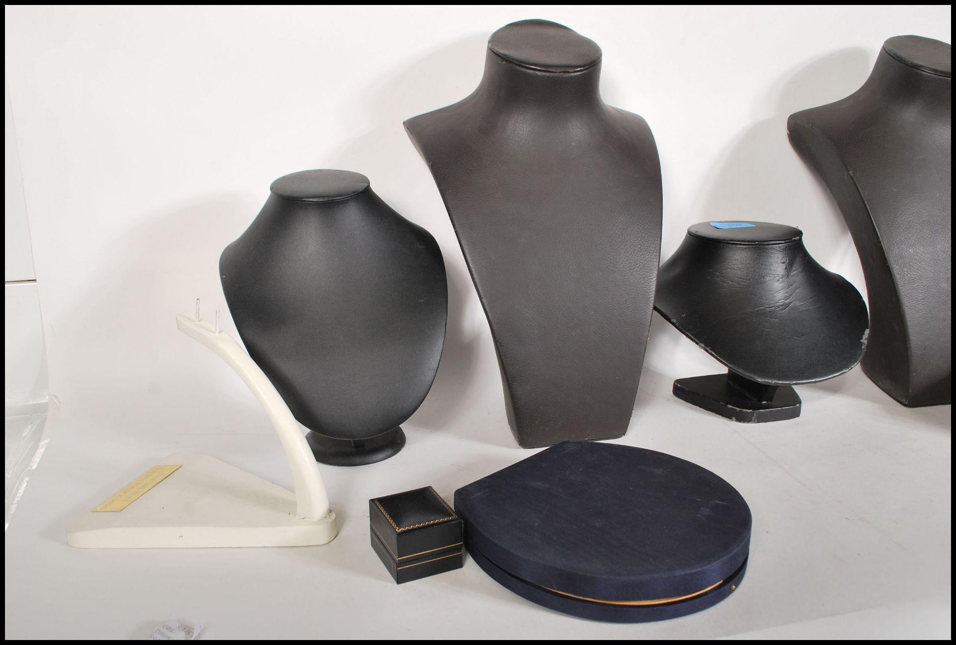 A collection of jewellery necklace counter top display stands upholstered in black and white leather - Bild 2 aus 4