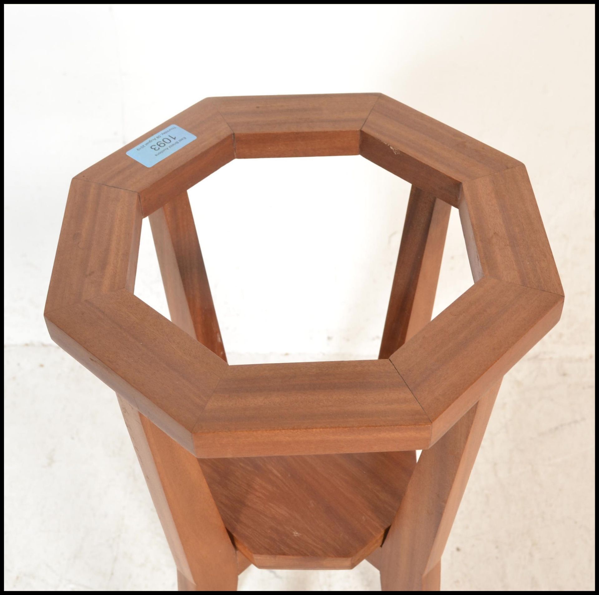 A mid 20th Century retro teak wood plant stand of octagonal form raised on four splayed tapering - Bild 3 aus 4