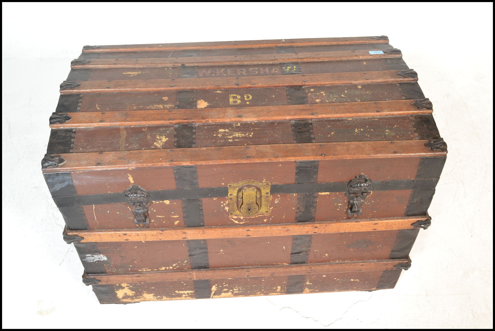 A Victorian 19th century wooden and canvas bound large dome top steamer trunk. Brown canvas with - Bild 5 aus 10