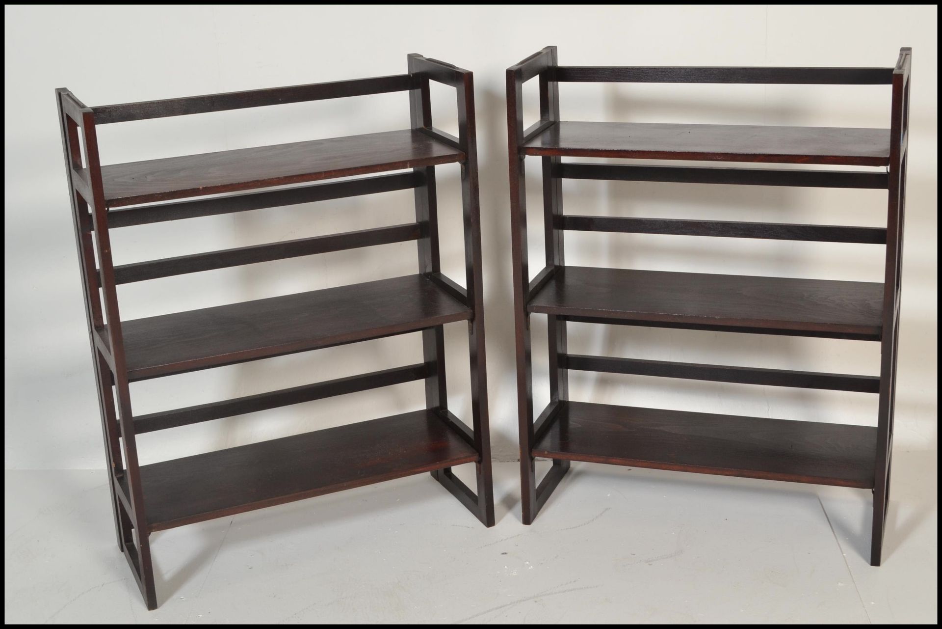 A pair of vintage style 20th Century wooden folding bookcases / traders display shelves. Three - Bild 2 aus 5