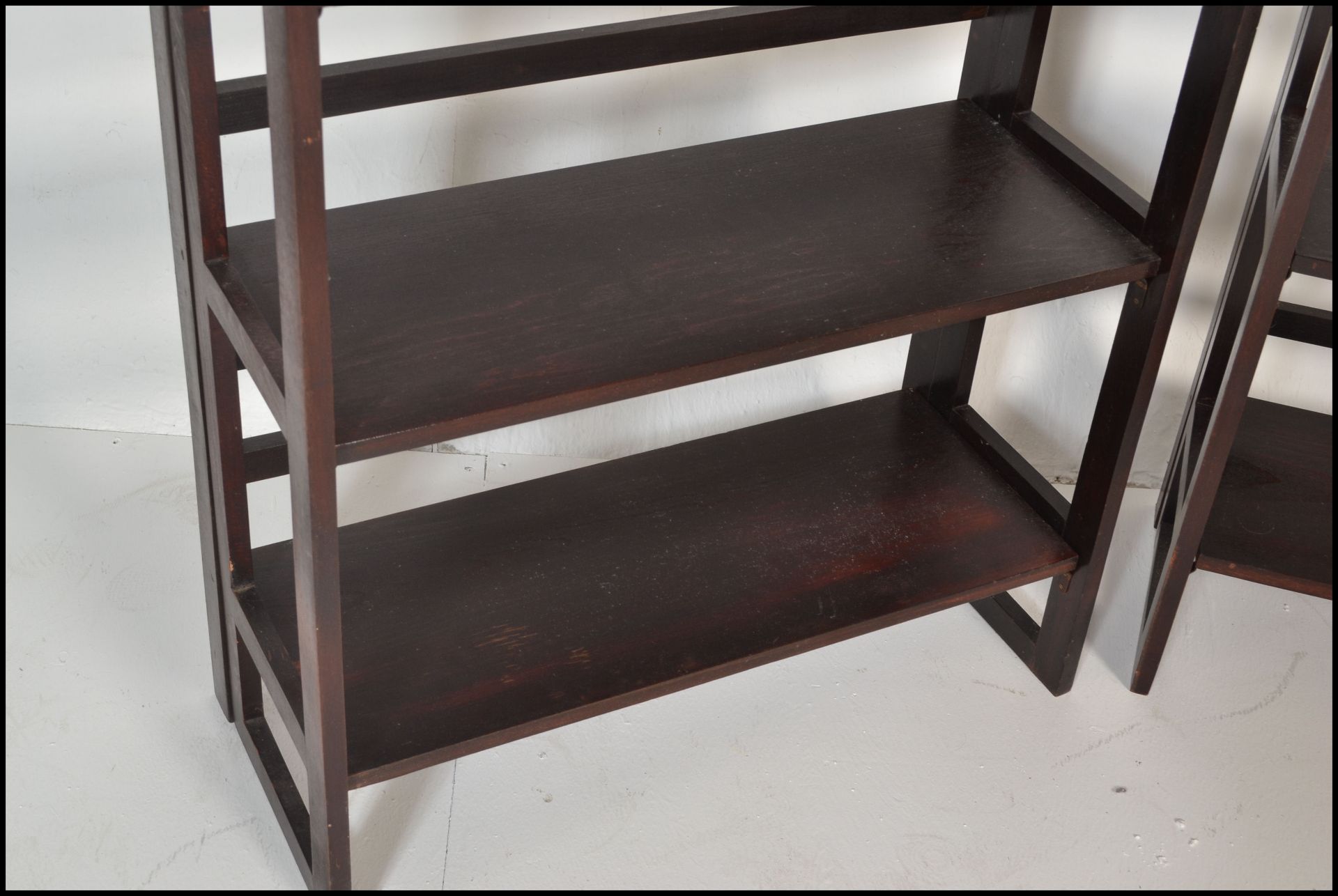 A pair of vintage style 20th Century wooden folding bookcases / traders display shelves. Three - Bild 4 aus 5