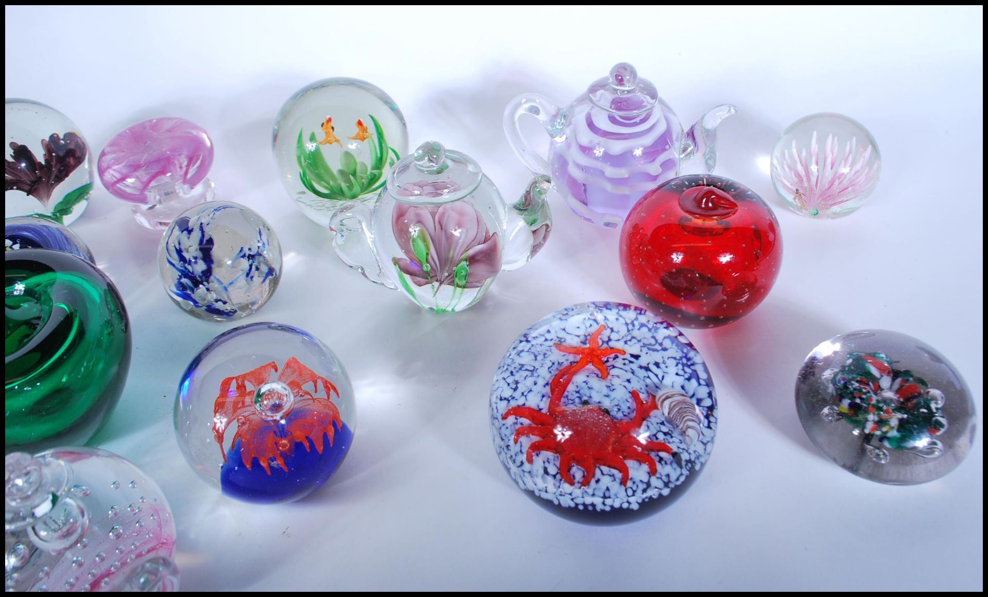 A good collection of 20th Century glass paperweights to include various controlled bubble and - Bild 6 aus 6