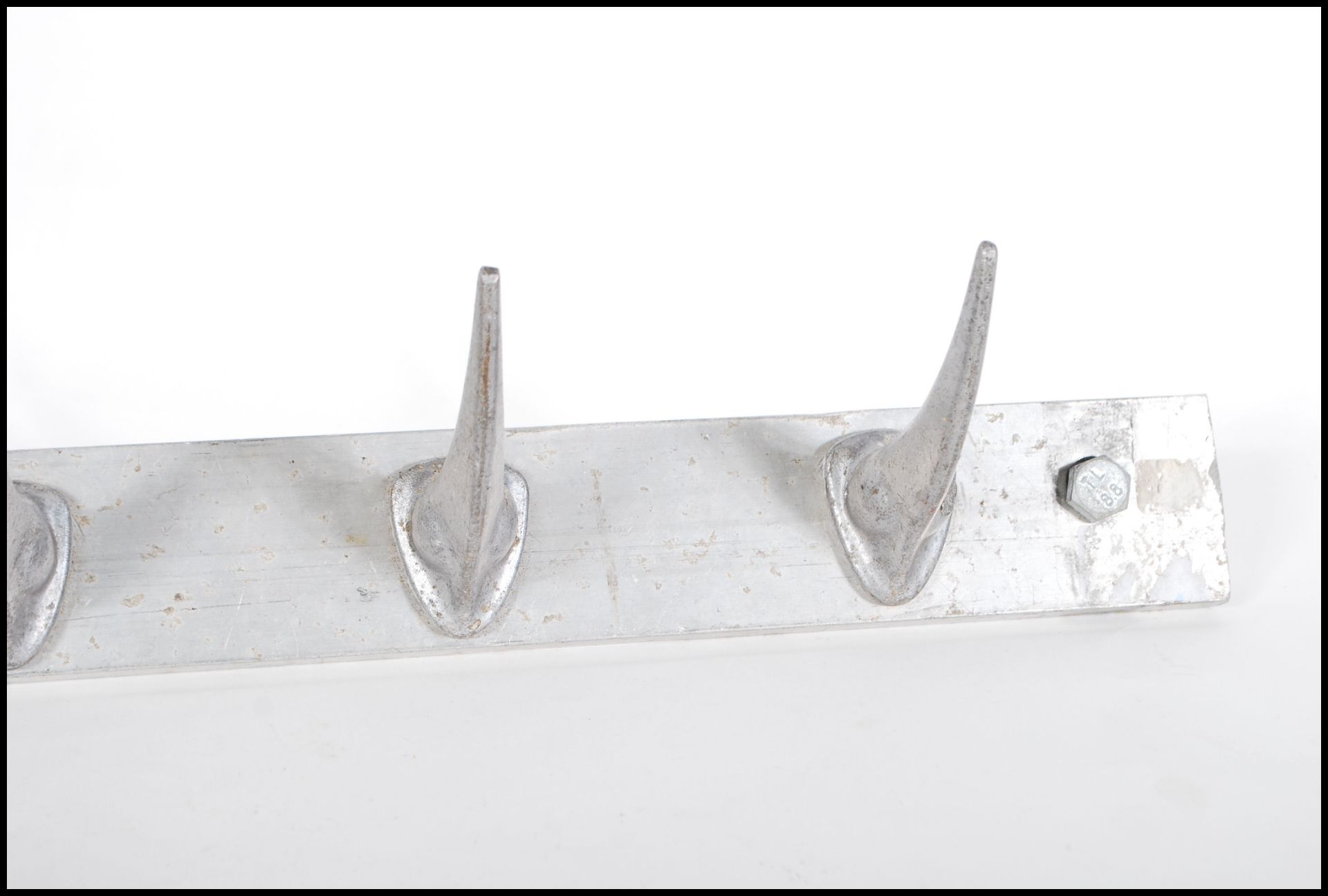 A metal 20th Century wall hanging coat rack having Rhino horn shaped hooks. Five hooks in total. - Bild 4 aus 4